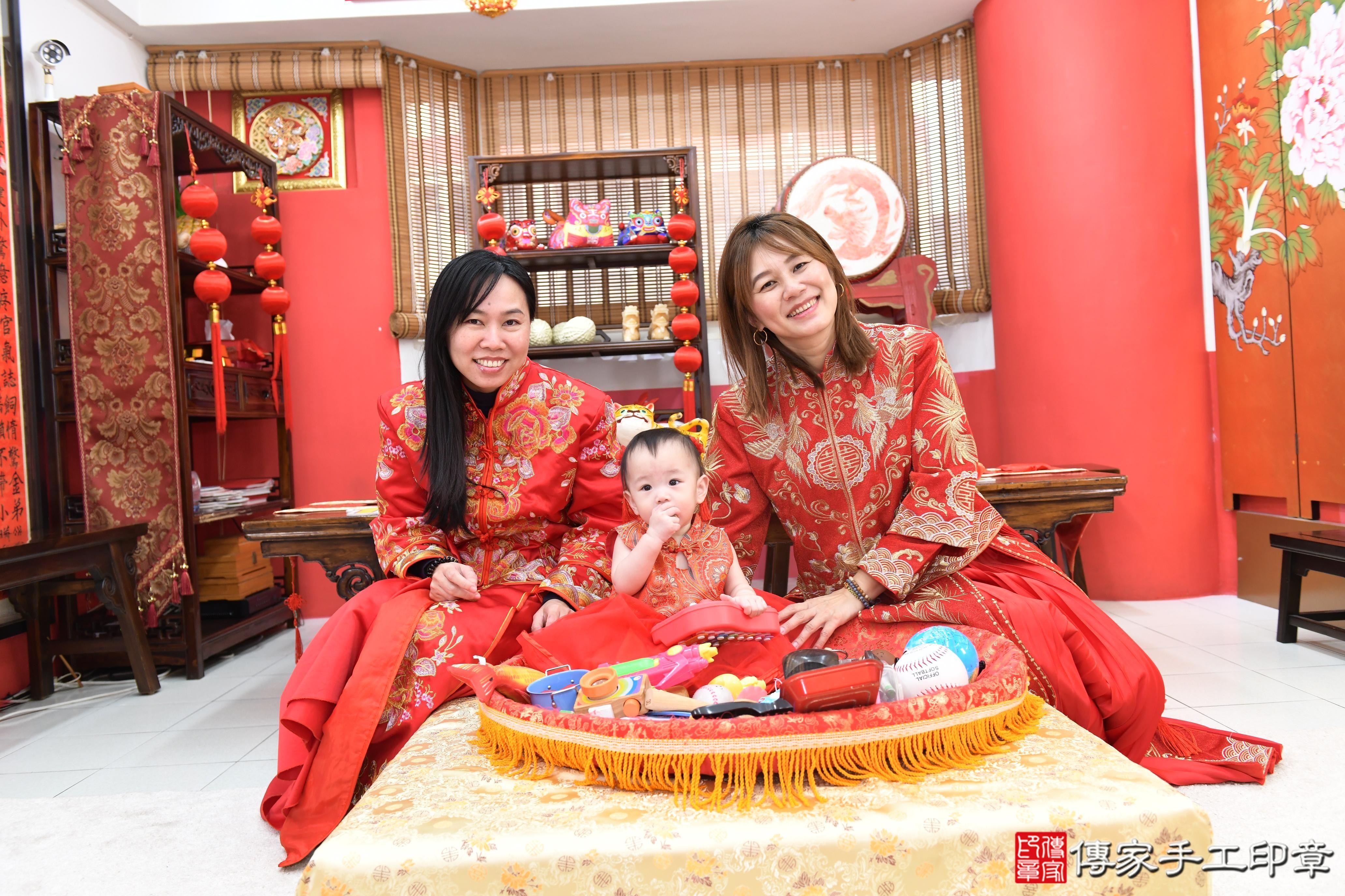 傳家手工印章高雄店、抓周、度脺、美式風會場、傳家嬰兒古禮、吉祥話、抓周道具物品24種、拍照。抓周證書。寶寶抓周、滿周歲、生日快樂、祝福 傳家手工印章高雄店、抓周、度脺、美式風會場、傳家嬰兒古禮、吉祥話、抓周道具物品24種、拍照。抓周證書。寶寶抓周、滿周歲、生日快樂、祝福