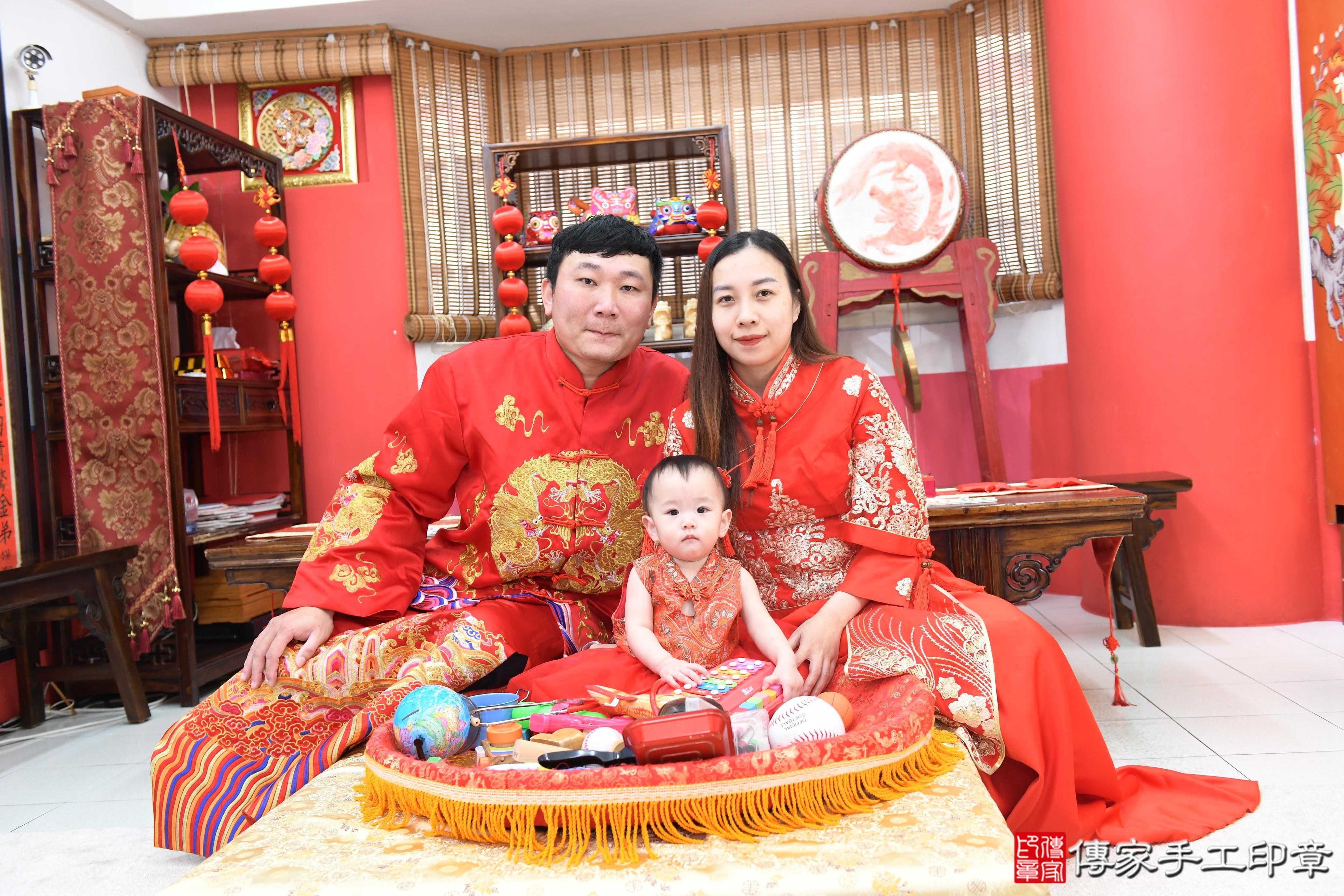 傳家手工印章高雄店、抓周、度脺、美式風會場、傳家嬰兒古禮、吉祥話、抓周道具物品24種、拍照。抓周證書。寶寶抓周、滿周歲、生日快樂、祝福 傳家手工印章高雄店、抓周、度脺、美式風會場、傳家嬰兒古禮、吉祥話、抓周道具物品24種、拍照。抓周證書。寶寶抓周、滿周歲、生日快樂、祝福