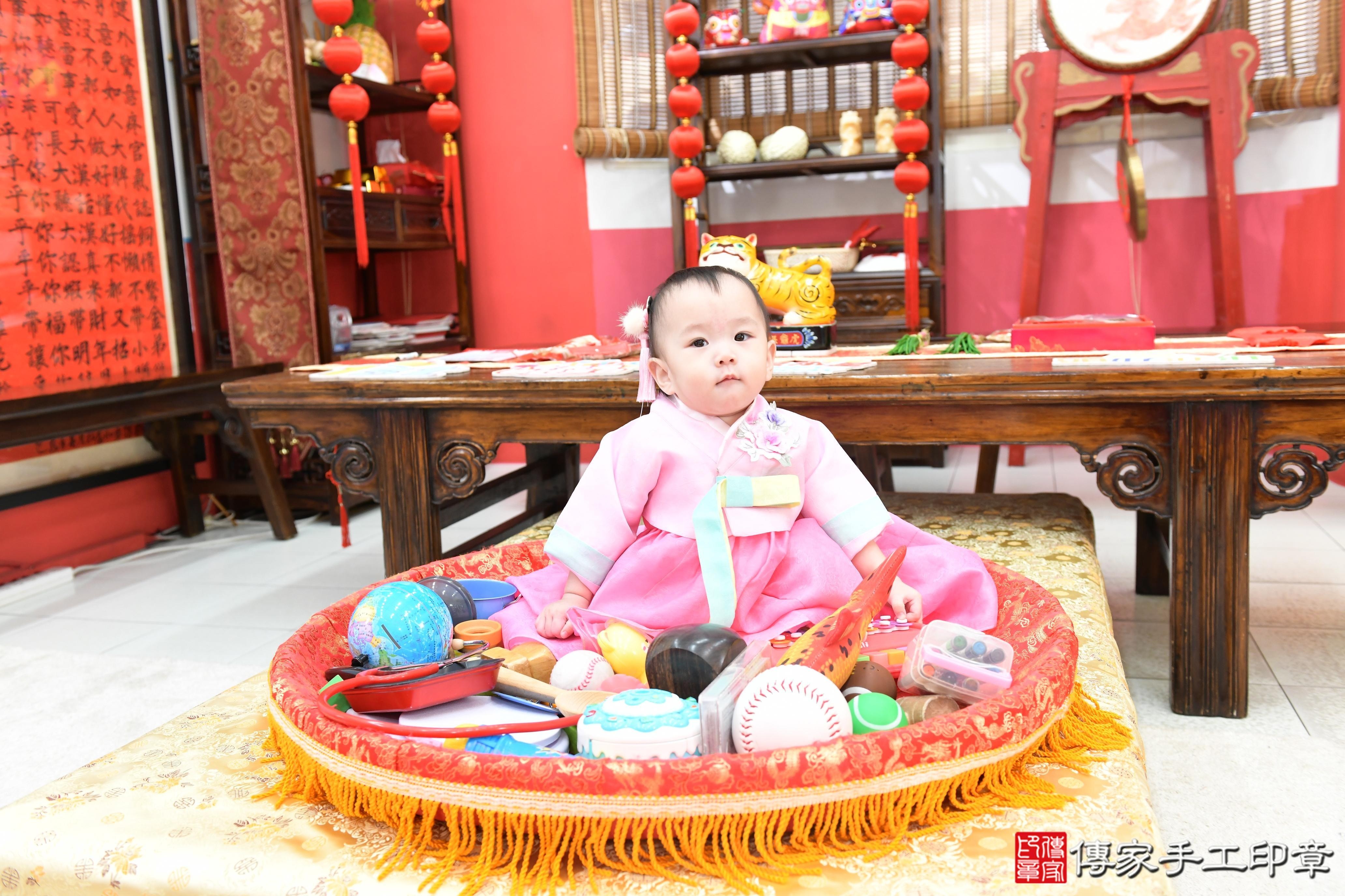 傳家手工印章高雄店、抓周、度脺、美式風會場、傳家嬰兒古禮、吉祥話、抓周道具物品24種、拍照。抓周證書。寶寶抓周、滿周歲、生日快樂、祝福 傳家手工印章高雄店、抓周、度脺、美式風會場、傳家嬰兒古禮、吉祥話、抓周道具物品24種、拍照。抓周證書。寶寶抓周、滿周歲、生日快樂、祝福