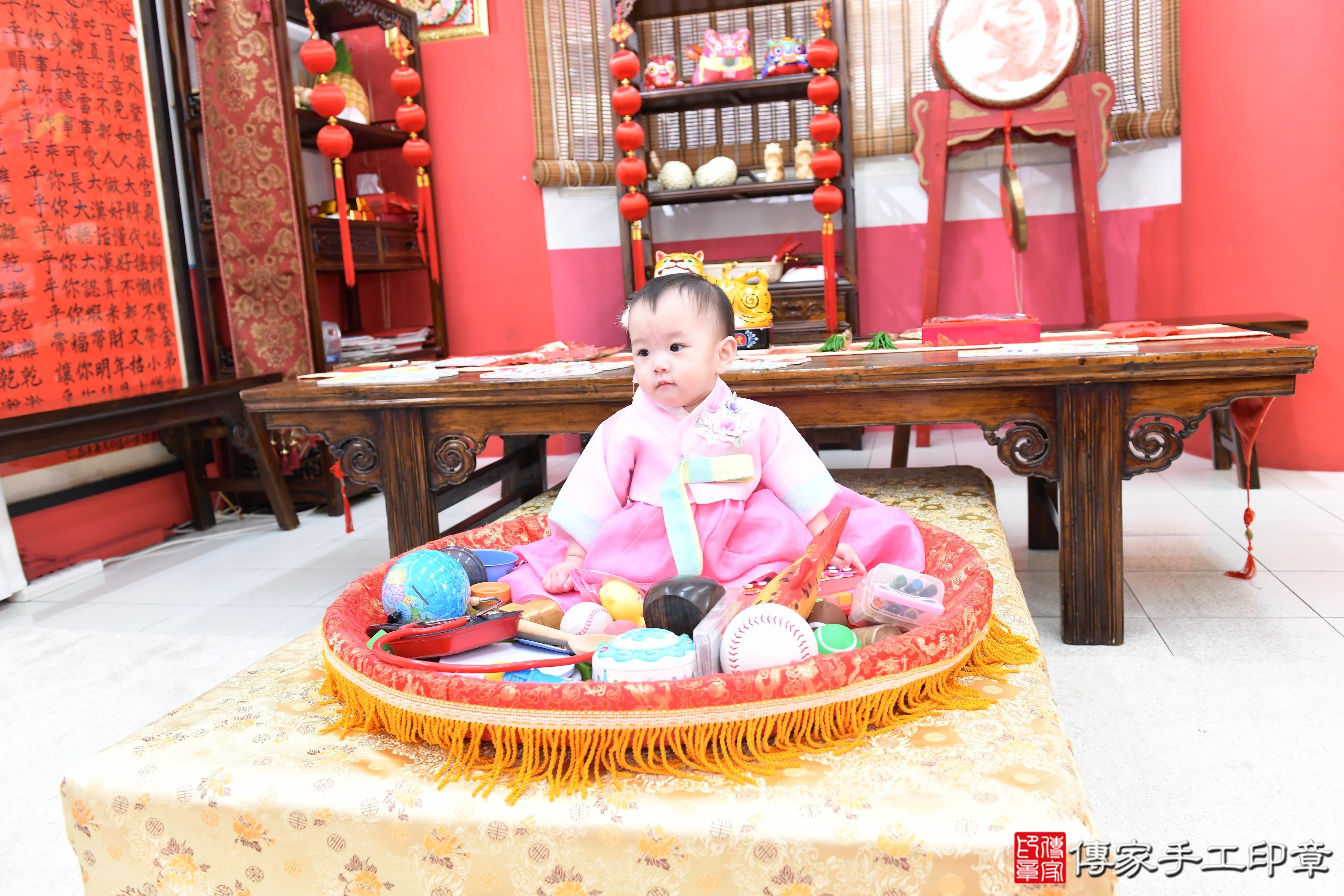 傳家手工印章高雄店、抓周、度脺、美式風會場、傳家嬰兒古禮、吉祥話、抓周道具物品24種、拍照。抓周證書。寶寶抓周、滿周歲、生日快樂、祝福 傳家手工印章高雄店、抓周、度脺、美式風會場、傳家嬰兒古禮、吉祥話、抓周道具物品24種、拍照。抓周證書。寶寶抓周、滿周歲、生日快樂、祝福