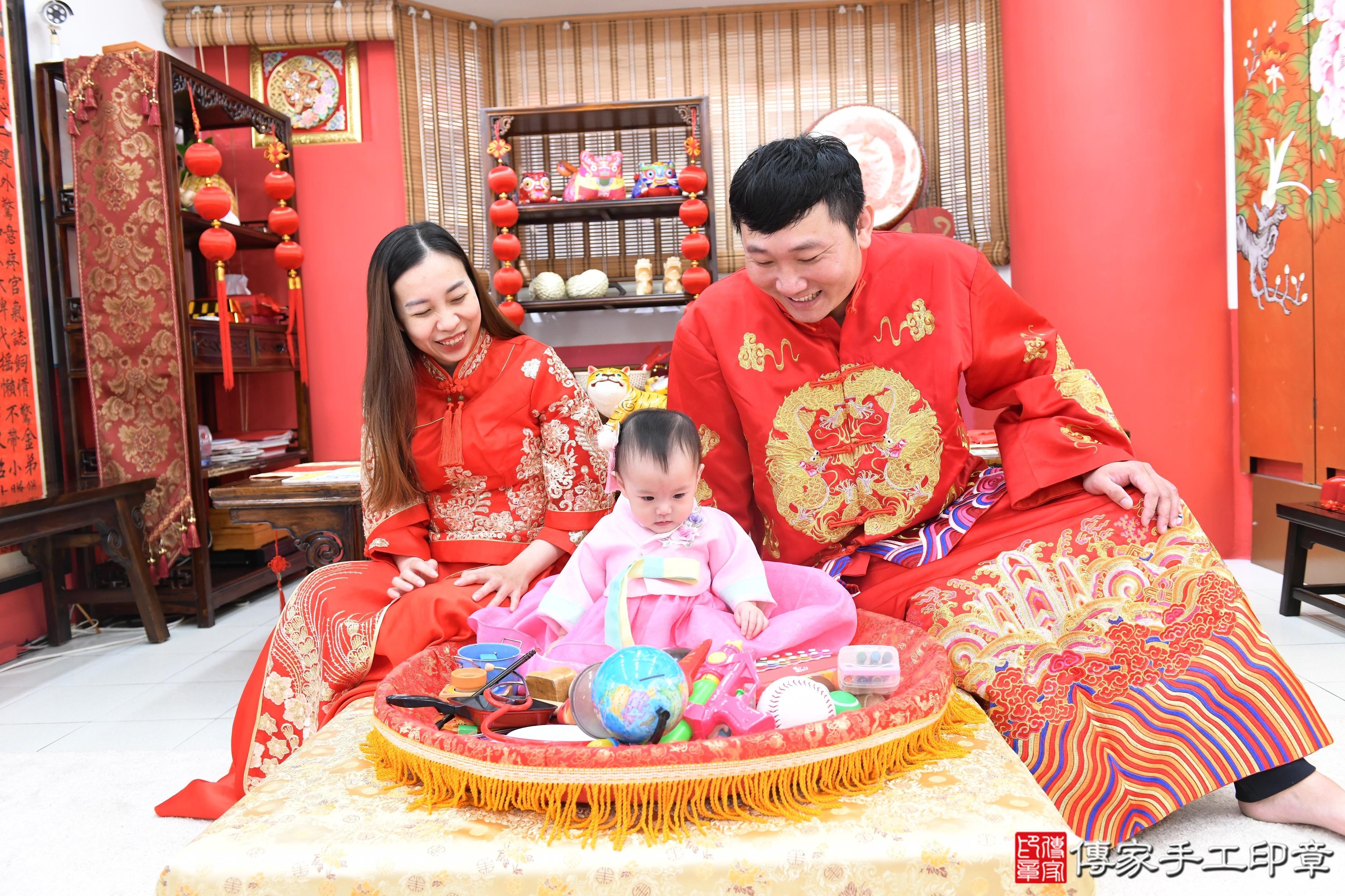 傳家手工印章高雄店、抓周、度脺、美式風會場、傳家嬰兒古禮、吉祥話、抓周道具物品24種、拍照。抓周證書。寶寶抓周、滿周歲、生日快樂、祝福 傳家手工印章高雄店、抓周、度脺、美式風會場、傳家嬰兒古禮、吉祥話、抓周道具物品24種、拍照。抓周證書。寶寶抓周、滿周歲、生日快樂、祝福