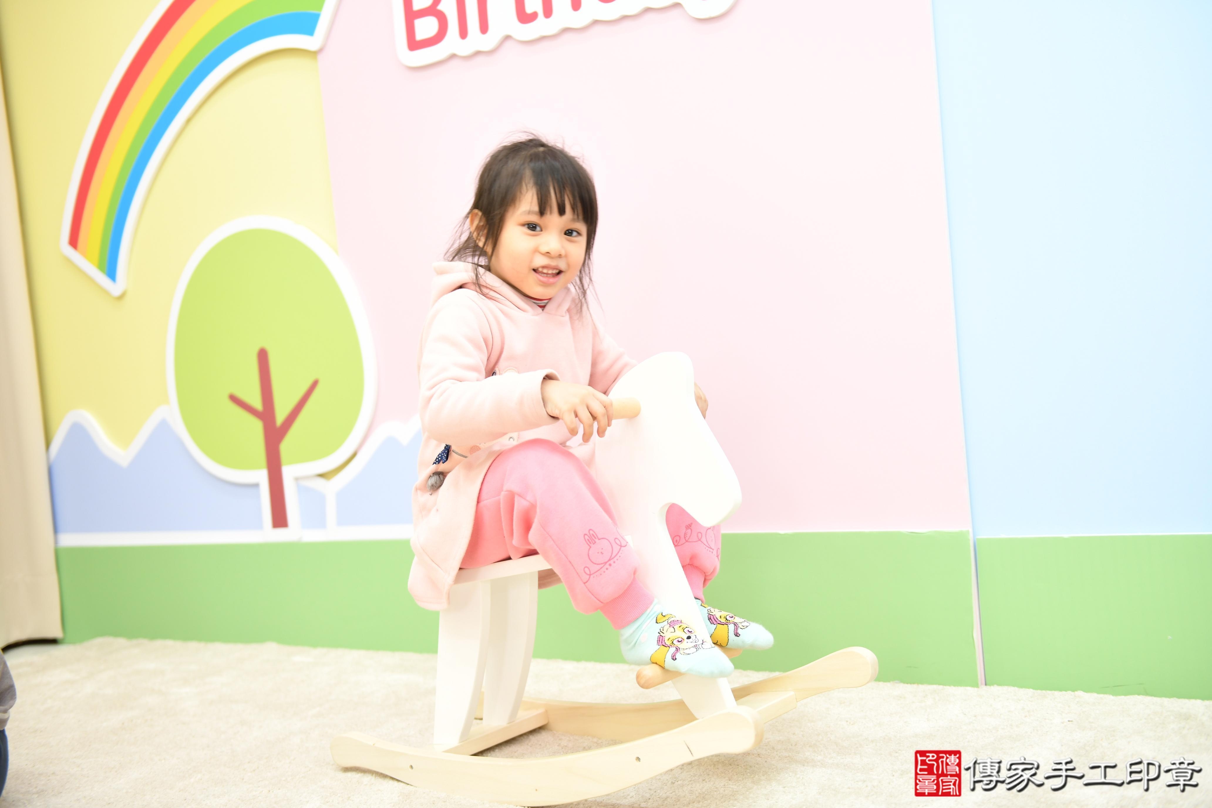 傳家手工印章高雄店、抓周、度脺、美式風會場、傳家嬰兒古禮、吉祥話、抓周道具物品24種、拍照。抓周證書。寶寶抓周、滿周歲、生日快樂、祝福 傳家手工印章高雄店、抓周、度脺、美式風會場、傳家嬰兒古禮、吉祥話、抓周道具物品24種、拍照。抓周證書。寶寶抓周、滿周歲、生日快樂、祝福