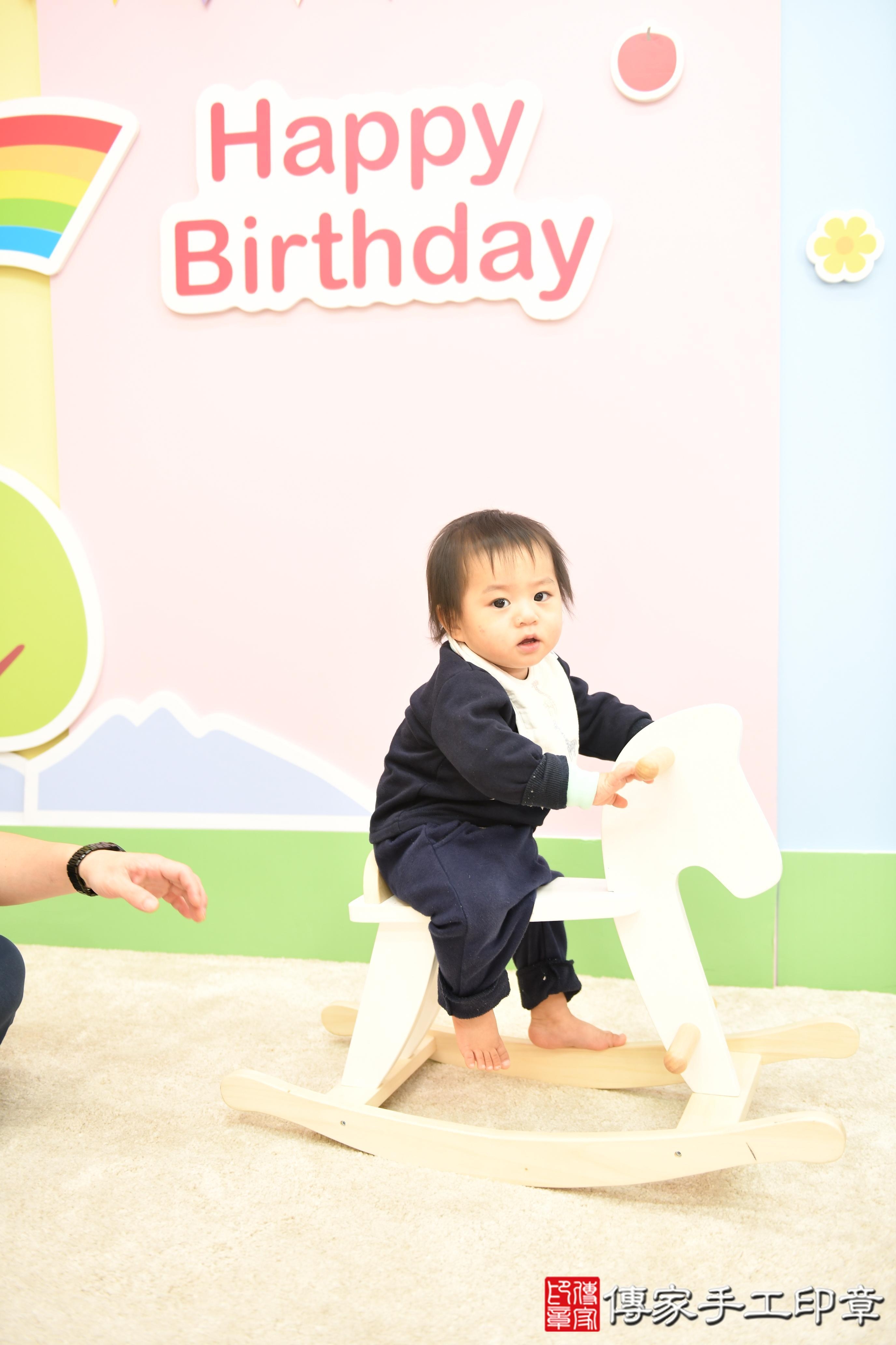 傳家手工印章高雄店、抓周、度脺、美式風會場、傳家嬰兒古禮、吉祥話、抓周道具物品24種、拍照。抓周證書。寶寶抓周、滿周歲、生日快樂、祝福 傳家手工印章高雄店、抓周、度脺、美式風會場、傳家嬰兒古禮、吉祥話、抓周道具物品24種、拍照。抓周證書。寶寶抓周、滿周歲、生日快樂、祝福