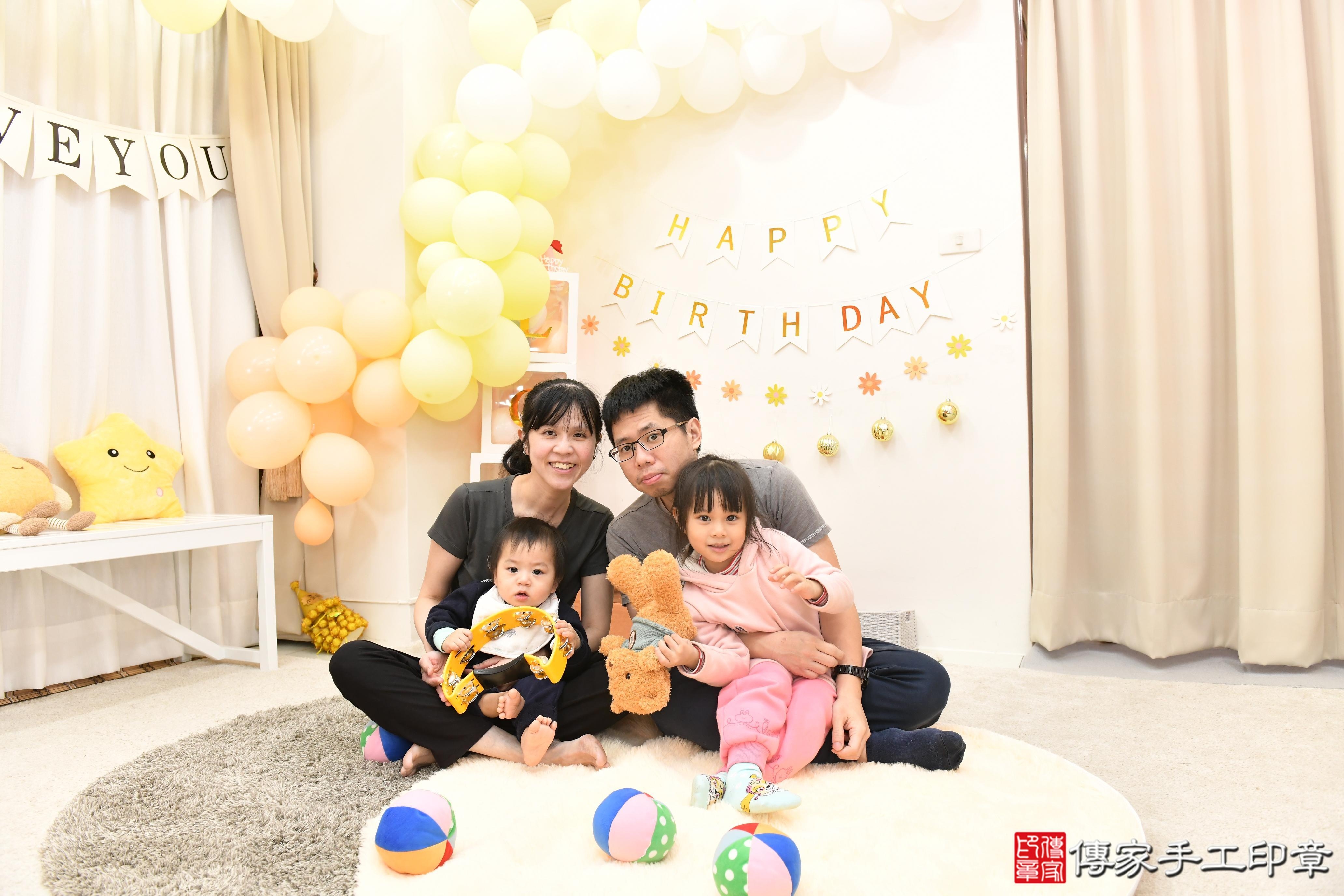 傳家手工印章高雄店、抓周、度脺、美式風會場、傳家嬰兒古禮、吉祥話、抓周道具物品24種、拍照。抓周證書。寶寶抓周、滿周歲、生日快樂、祝福 傳家手工印章高雄店、抓周、度脺、美式風會場、傳家嬰兒古禮、吉祥話、抓周道具物品24種、拍照。抓周證書。寶寶抓周、滿周歲、生日快樂、祝福