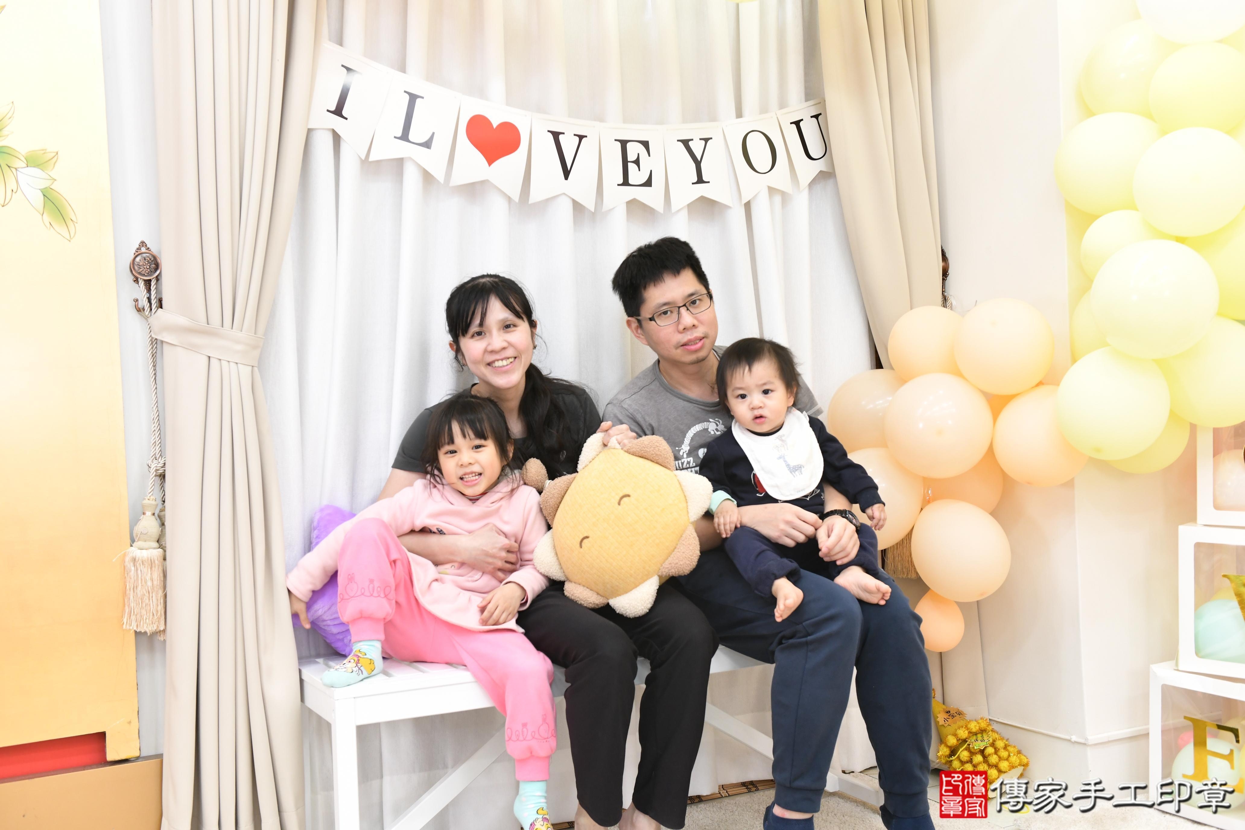 傳家手工印章高雄店、抓周、度脺、美式風會場、傳家嬰兒古禮、吉祥話、抓周道具物品24種、拍照。抓周證書。寶寶抓周、滿周歲、生日快樂、祝福 傳家手工印章高雄店、抓周、度脺、美式風會場、傳家嬰兒古禮、吉祥話、抓周道具物品24種、拍照。抓周證書。寶寶抓周、滿周歲、生日快樂、祝福