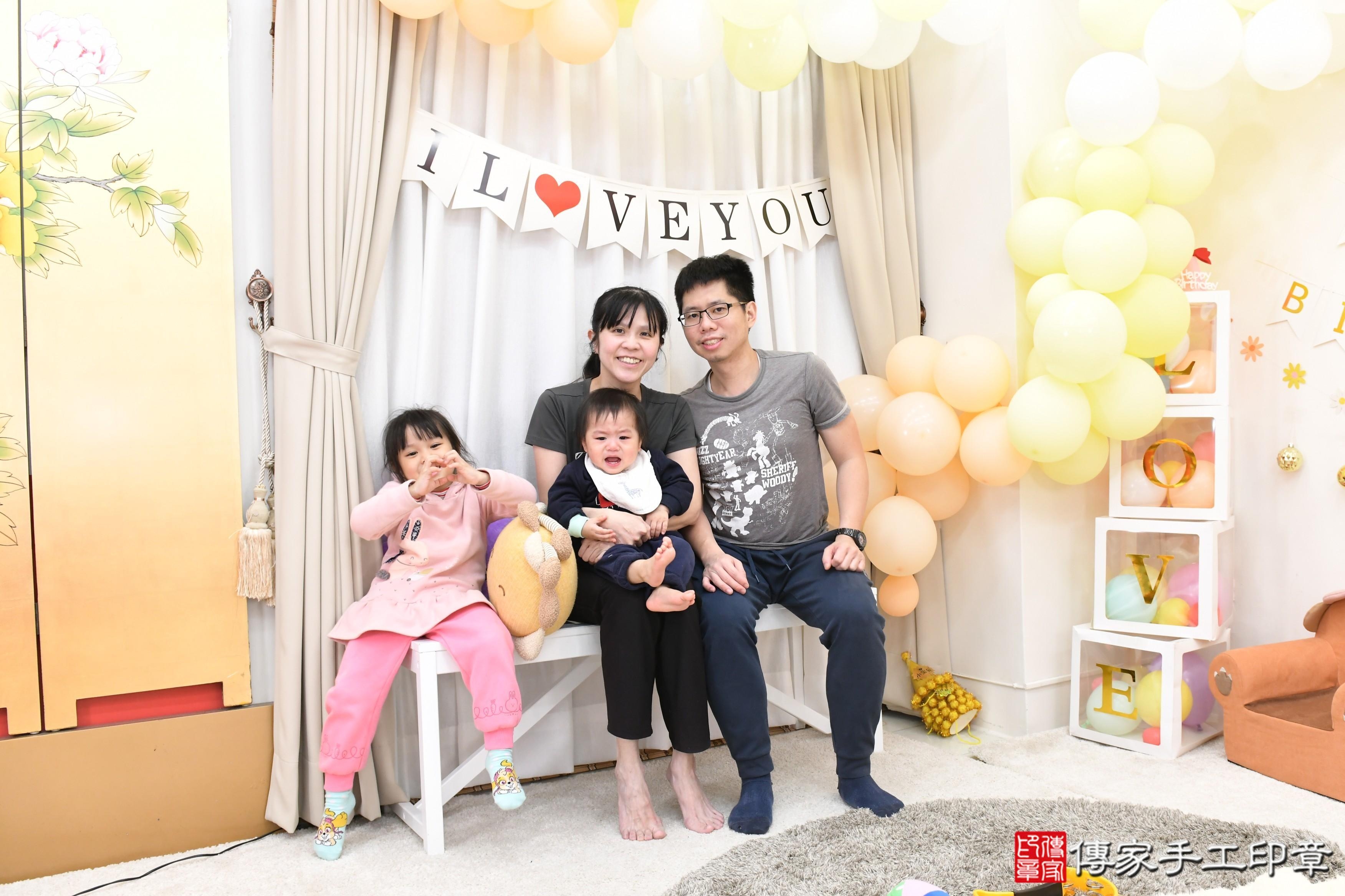 傳家手工印章高雄店、抓周、度脺、美式風會場、傳家嬰兒古禮、吉祥話、抓周道具物品24種、拍照。抓周證書。寶寶抓周、滿周歲、生日快樂、祝福 傳家手工印章高雄店、抓周、度脺、美式風會場、傳家嬰兒古禮、吉祥話、抓周道具物品24種、拍照。抓周證書。寶寶抓周、滿周歲、生日快樂、祝福