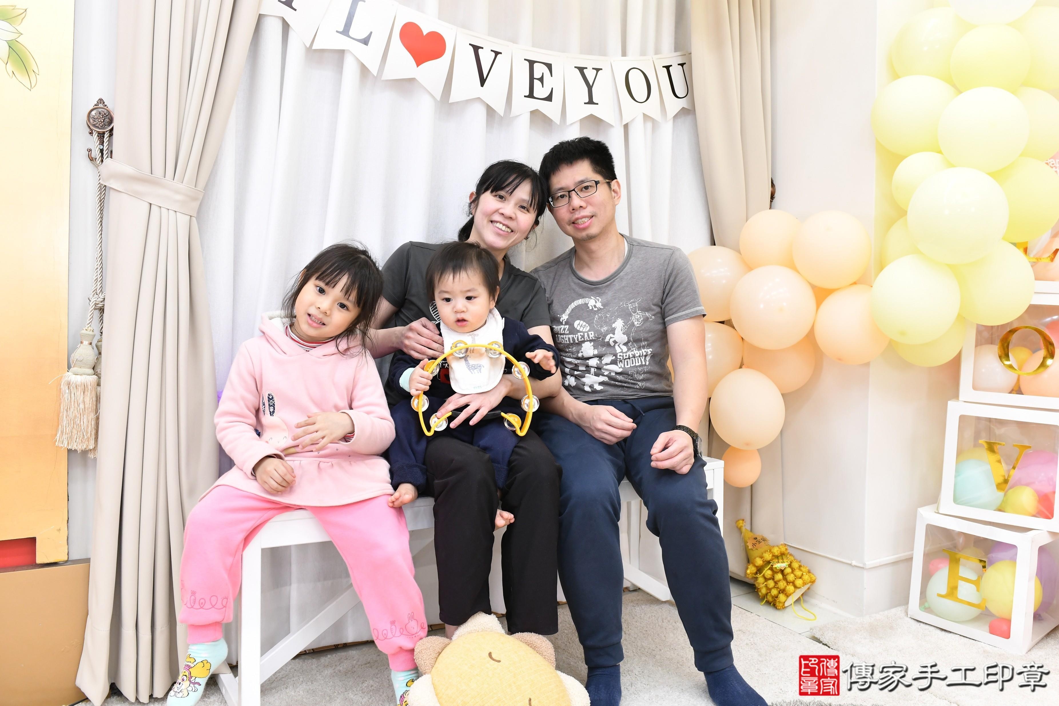 傳家手工印章高雄店、抓周、度脺、美式風會場、傳家嬰兒古禮、吉祥話、抓周道具物品24種、拍照。抓周證書。寶寶抓周、滿周歲、生日快樂、祝福 傳家手工印章高雄店、抓周、度脺、美式風會場、傳家嬰兒古禮、吉祥話、抓周道具物品24種、拍照。抓周證書。寶寶抓周、滿周歲、生日快樂、祝福