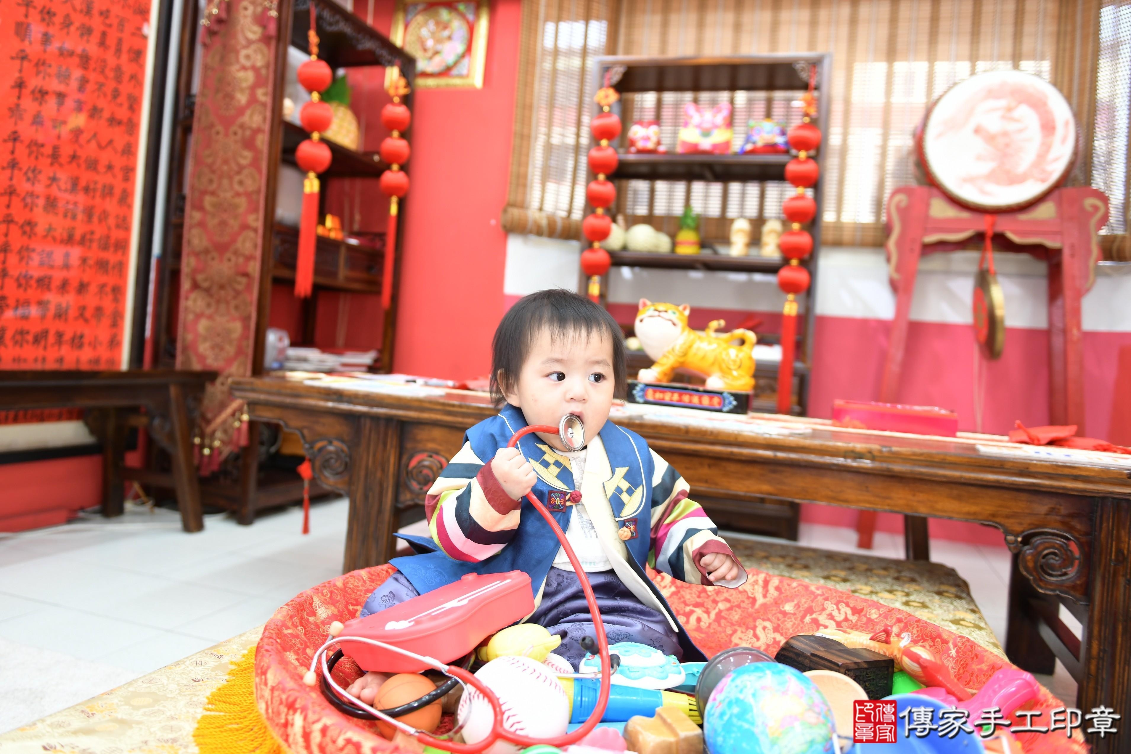 傳家手工印章高雄店、抓周、度脺、美式風會場、傳家嬰兒古禮、吉祥話、抓周道具物品24種、拍照。抓周證書。寶寶抓周、滿周歲、生日快樂、祝福 傳家手工印章高雄店、抓周、度脺、美式風會場、傳家嬰兒古禮、吉祥話、抓周道具物品24種、拍照。抓周證書。寶寶抓周、滿周歲、生日快樂、祝福