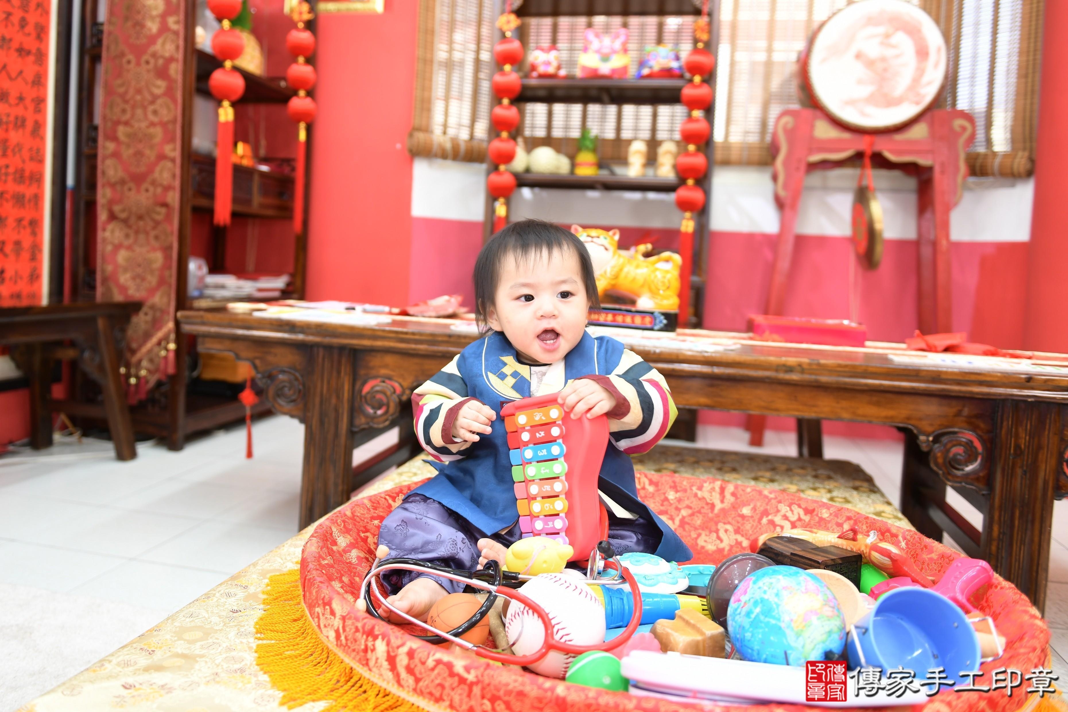 傳家手工印章高雄店、抓周、度脺、美式風會場、傳家嬰兒古禮、吉祥話、抓周道具物品24種、拍照。抓周證書。寶寶抓周、滿周歲、生日快樂、祝福 傳家手工印章高雄店、抓周、度脺、美式風會場、傳家嬰兒古禮、吉祥話、抓周道具物品24種、拍照。抓周證書。寶寶抓周、滿周歲、生日快樂、祝福