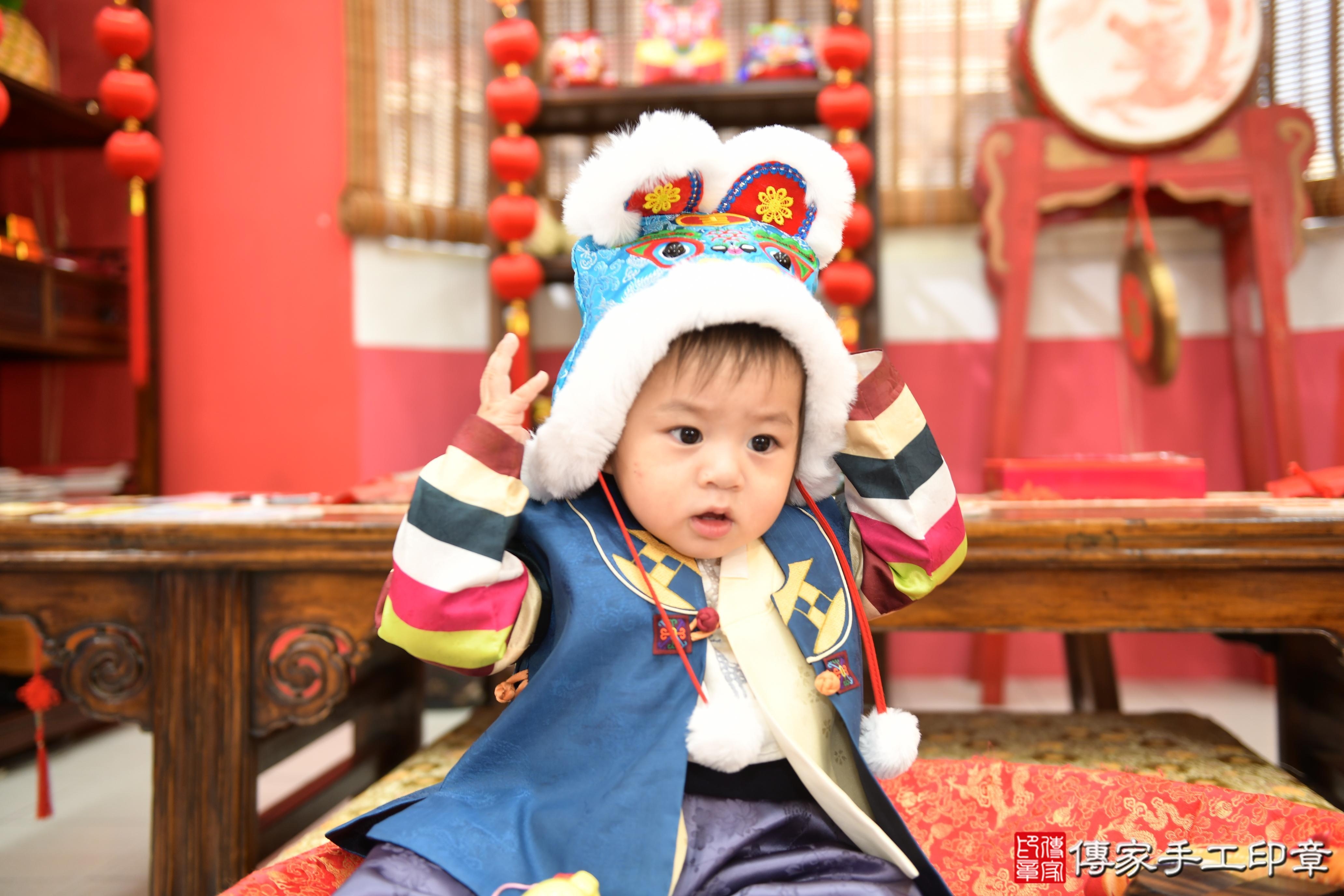 傳家手工印章高雄店、抓周、度脺、美式風會場、傳家嬰兒古禮、吉祥話、抓周道具物品24種、拍照。抓周證書。寶寶抓周、滿周歲、生日快樂、祝福 傳家手工印章高雄店、抓周、度脺、美式風會場、傳家嬰兒古禮、吉祥話、抓周道具物品24種、拍照。抓周證書。寶寶抓周、滿周歲、生日快樂、祝福