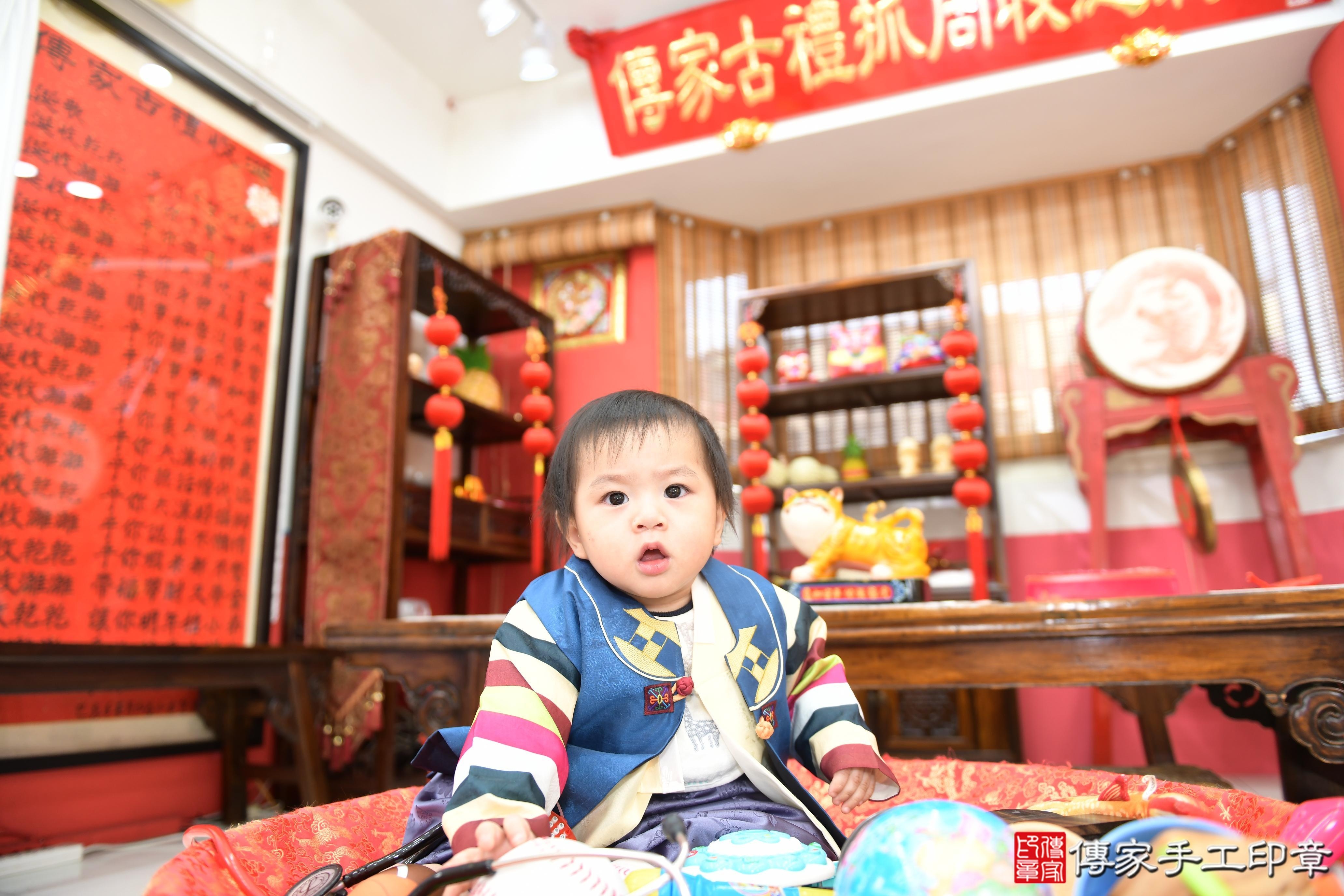 傳家手工印章高雄店、抓周、度脺、美式風會場、傳家嬰兒古禮、吉祥話、抓周道具物品24種、拍照。抓周證書。寶寶抓周、滿周歲、生日快樂、祝福 傳家手工印章高雄店、抓周、度脺、美式風會場、傳家嬰兒古禮、吉祥話、抓周道具物品24種、拍照。抓周證書。寶寶抓周、滿周歲、生日快樂、祝福