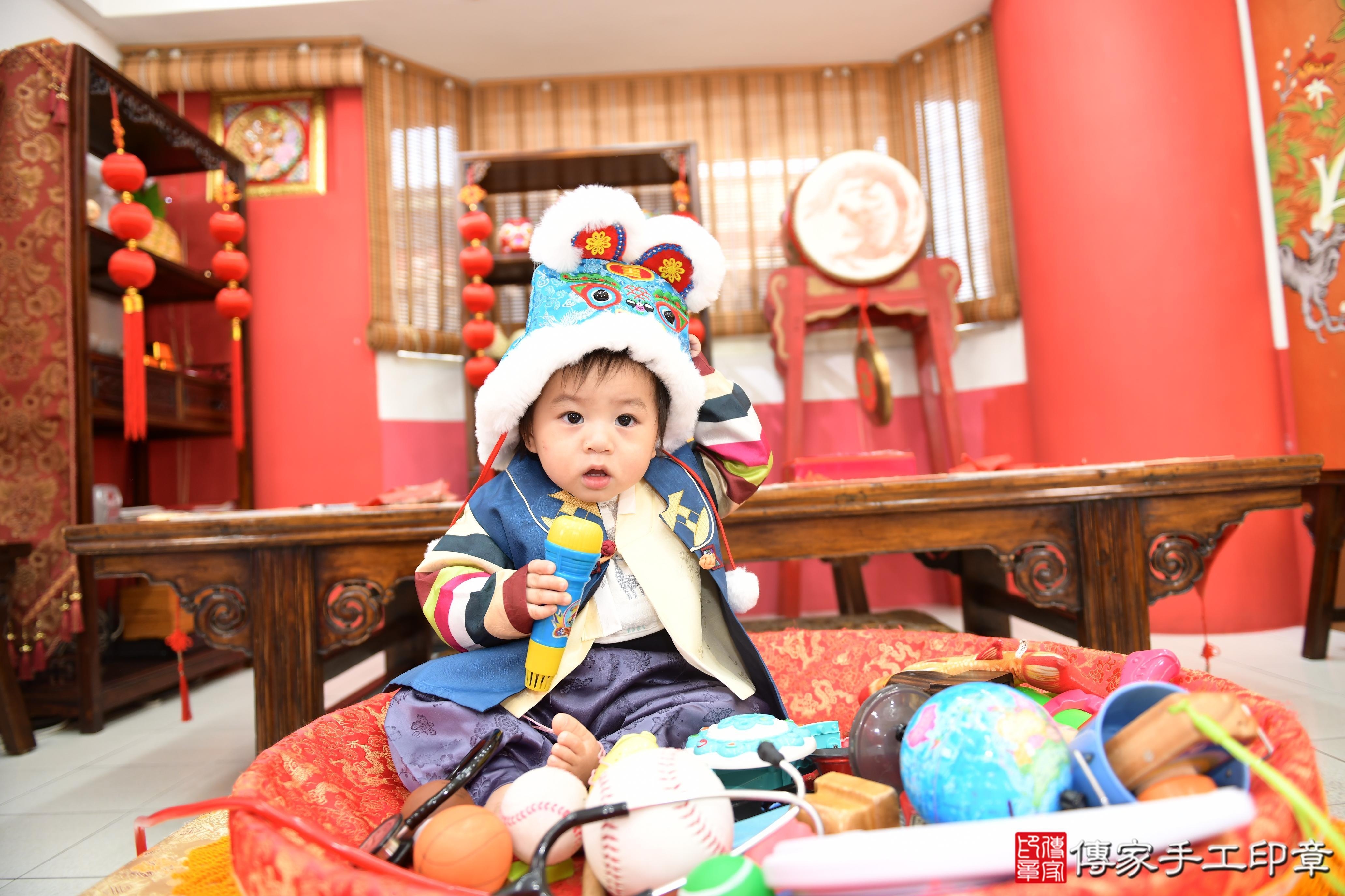 傳家手工印章高雄店、抓周、度脺、美式風會場、傳家嬰兒古禮、吉祥話、抓周道具物品24種、拍照。抓周證書。寶寶抓周、滿周歲、生日快樂、祝福 傳家手工印章高雄店、抓周、度脺、美式風會場、傳家嬰兒古禮、吉祥話、抓周道具物品24種、拍照。抓周證書。寶寶抓周、滿周歲、生日快樂、祝福