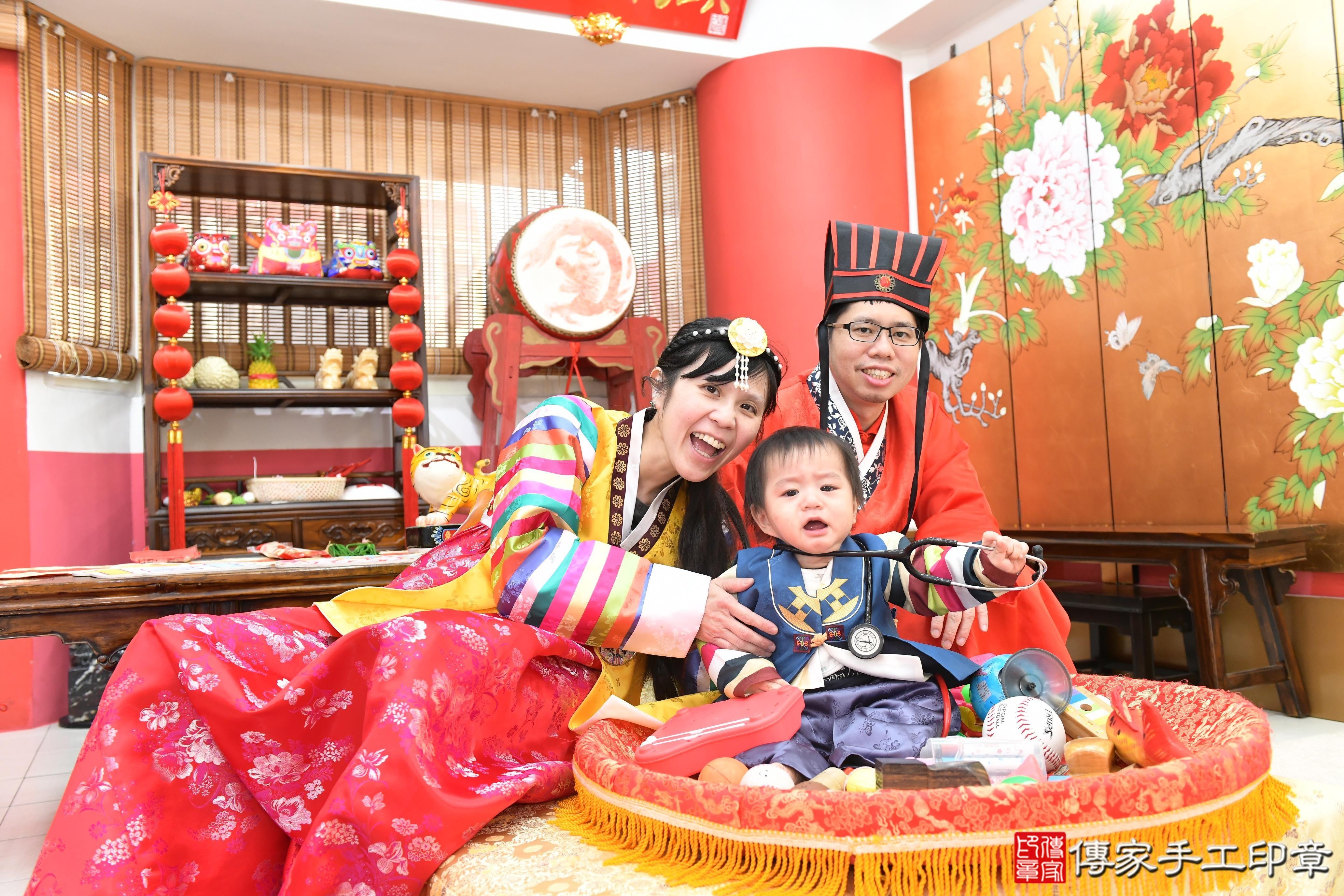 傳家手工印章高雄店、抓周、度脺、美式風會場、傳家嬰兒古禮、吉祥話、抓周道具物品24種、拍照。抓周證書。寶寶抓周、滿周歲、生日快樂、祝福 傳家手工印章高雄店、抓周、度脺、美式風會場、傳家嬰兒古禮、吉祥話、抓周道具物品24種、拍照。抓周證書。寶寶抓周、滿周歲、生日快樂、祝福