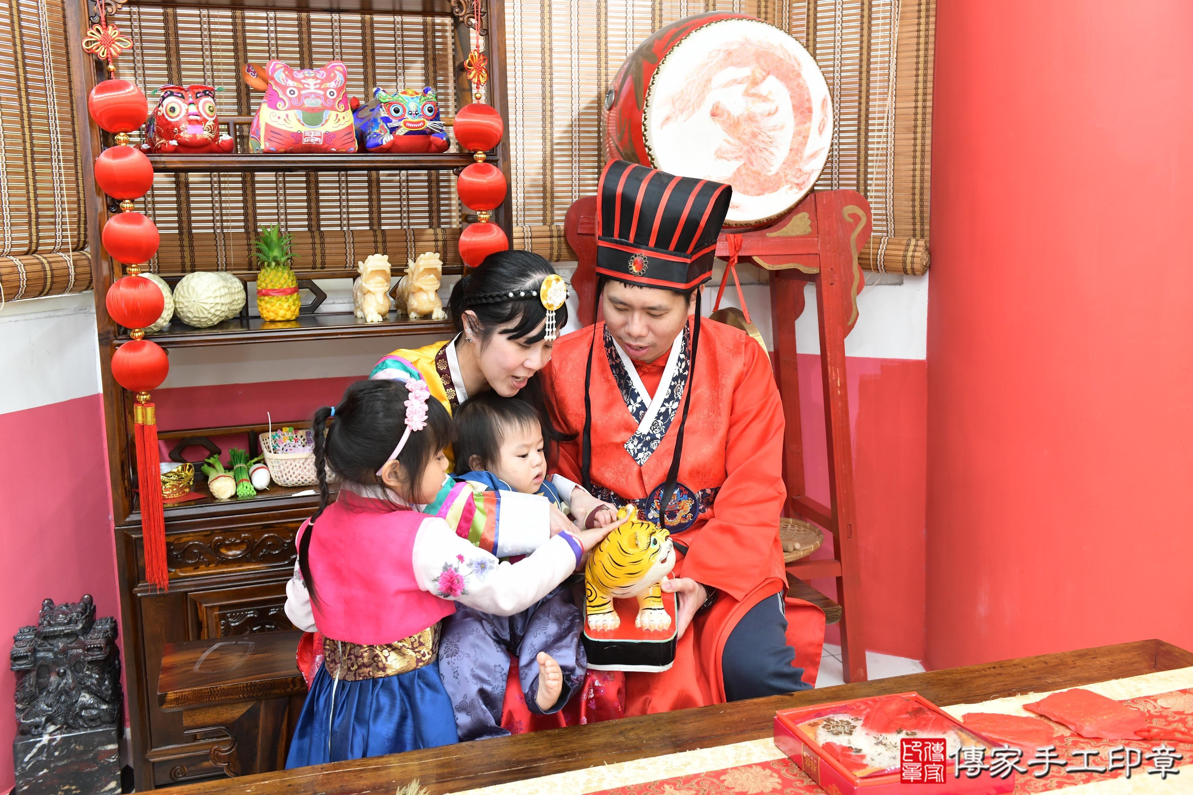 傳家手工印章高雄店、抓周、度脺、美式風會場、傳家嬰兒古禮、吉祥話、抓周道具物品24種、拍照。抓周證書。寶寶抓周、滿周歲、生日快樂、祝福 傳家手工印章高雄店、抓周、度脺、美式風會場、傳家嬰兒古禮、吉祥話、抓周道具物品24種、拍照。抓周證書。寶寶抓周、滿周歲、生日快樂、祝福