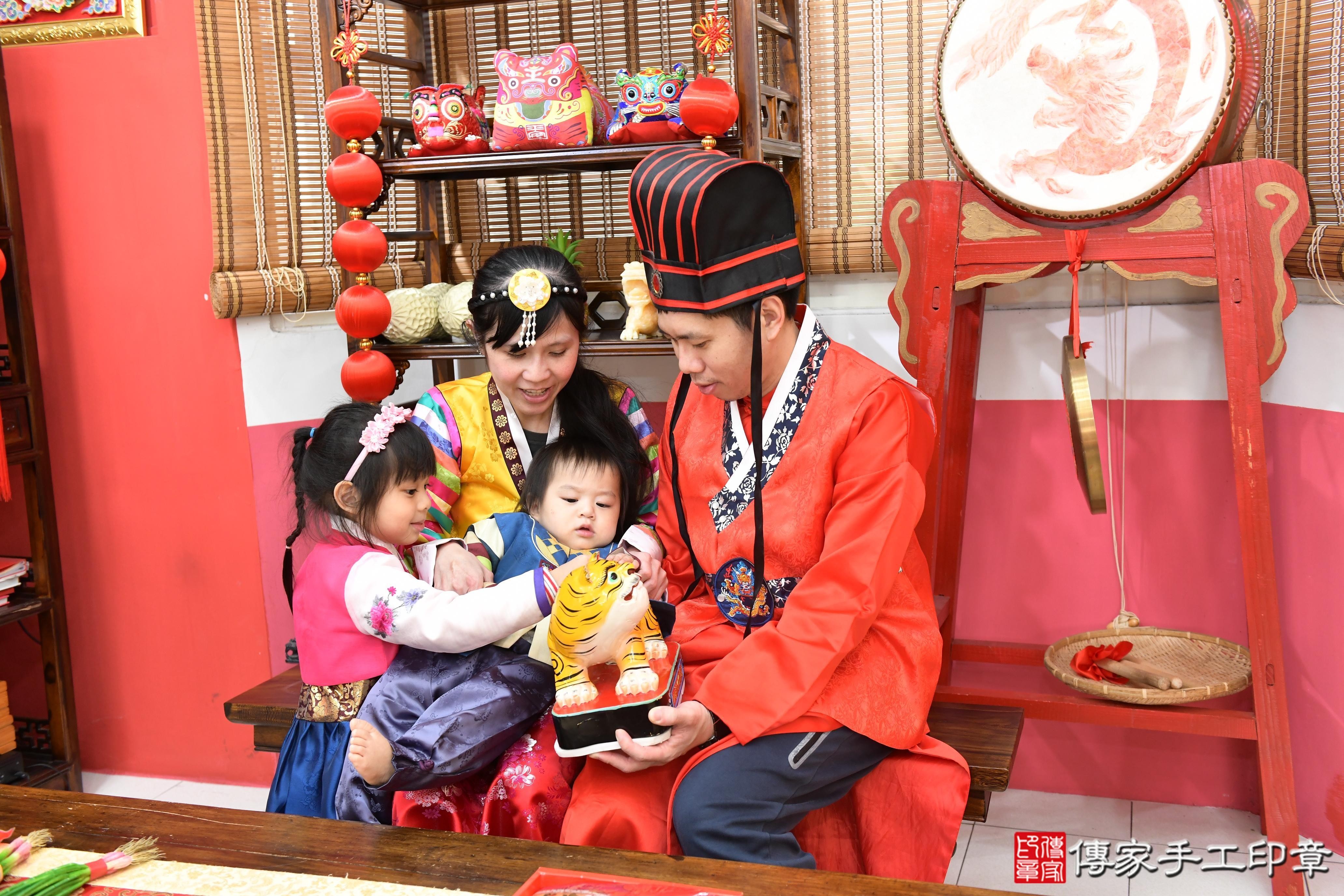 傳家手工印章高雄店、抓周、度脺、美式風會場、傳家嬰兒古禮、吉祥話、抓周道具物品24種、拍照。抓周證書。寶寶抓周、滿周歲、生日快樂、祝福 傳家手工印章高雄店、抓周、度脺、美式風會場、傳家嬰兒古禮、吉祥話、抓周道具物品24種、拍照。抓周證書。寶寶抓周、滿周歲、生日快樂、祝福