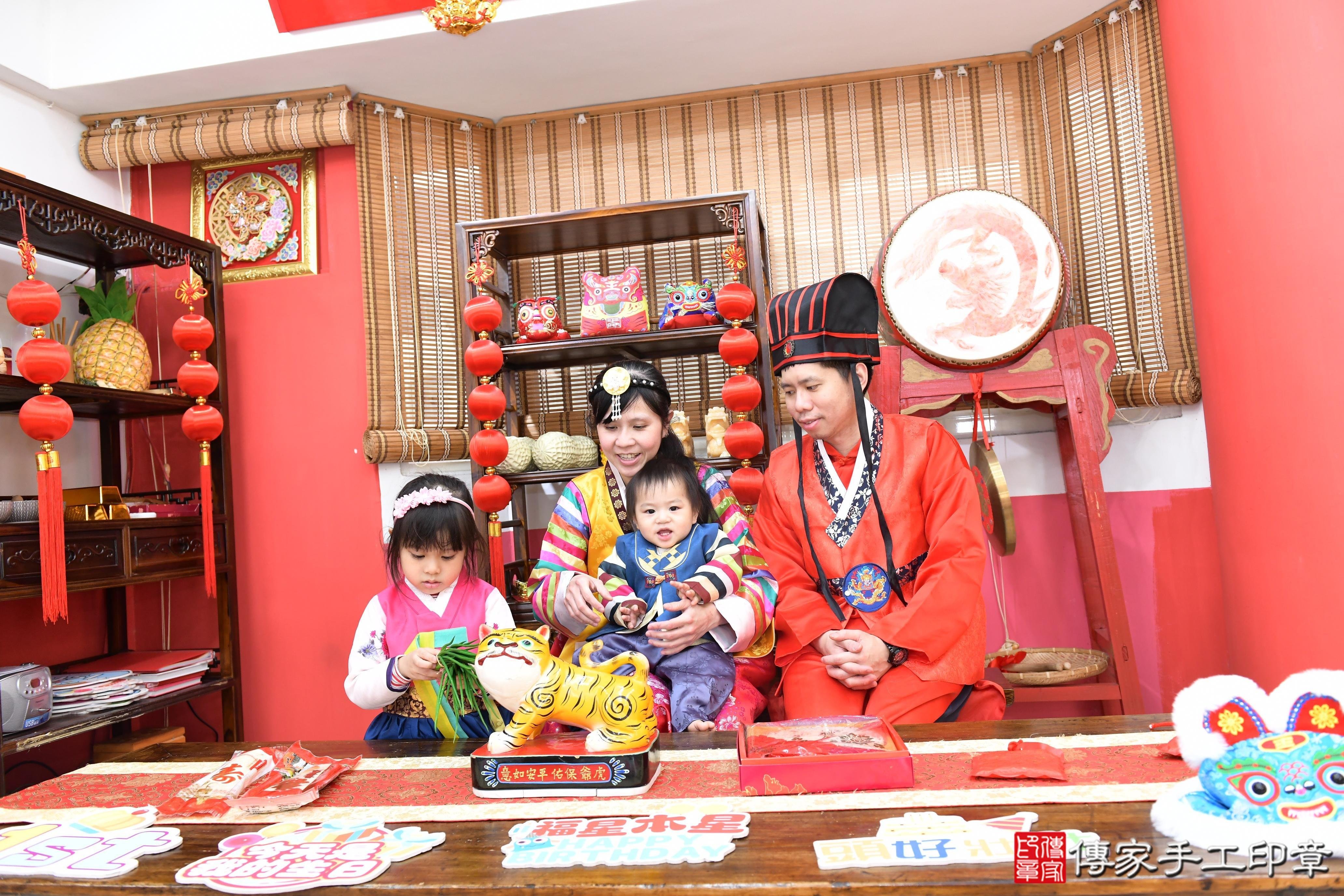 傳家手工印章高雄店、抓周、度脺、美式風會場、傳家嬰兒古禮、吉祥話、抓周道具物品24種、拍照。抓周證書。寶寶抓周、滿周歲、生日快樂、祝福 傳家手工印章高雄店、抓周、度脺、美式風會場、傳家嬰兒古禮、吉祥話、抓周道具物品24種、拍照。抓周證書。寶寶抓周、滿周歲、生日快樂、祝福