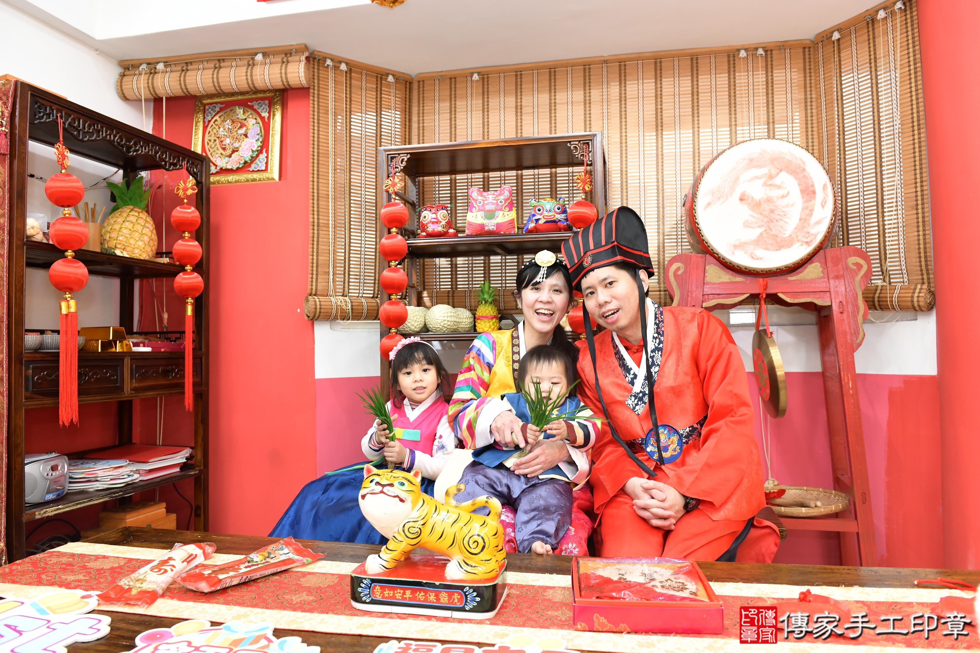 傳家手工印章高雄店、抓周、度脺、美式風會場、傳家嬰兒古禮、吉祥話、抓周道具物品24種、拍照。抓周證書。寶寶抓周、滿周歲、生日快樂、祝福 傳家手工印章高雄店、抓周、度脺、美式風會場、傳家嬰兒古禮、吉祥話、抓周道具物品24種、拍照。抓周證書。寶寶抓周、滿周歲、生日快樂、祝福