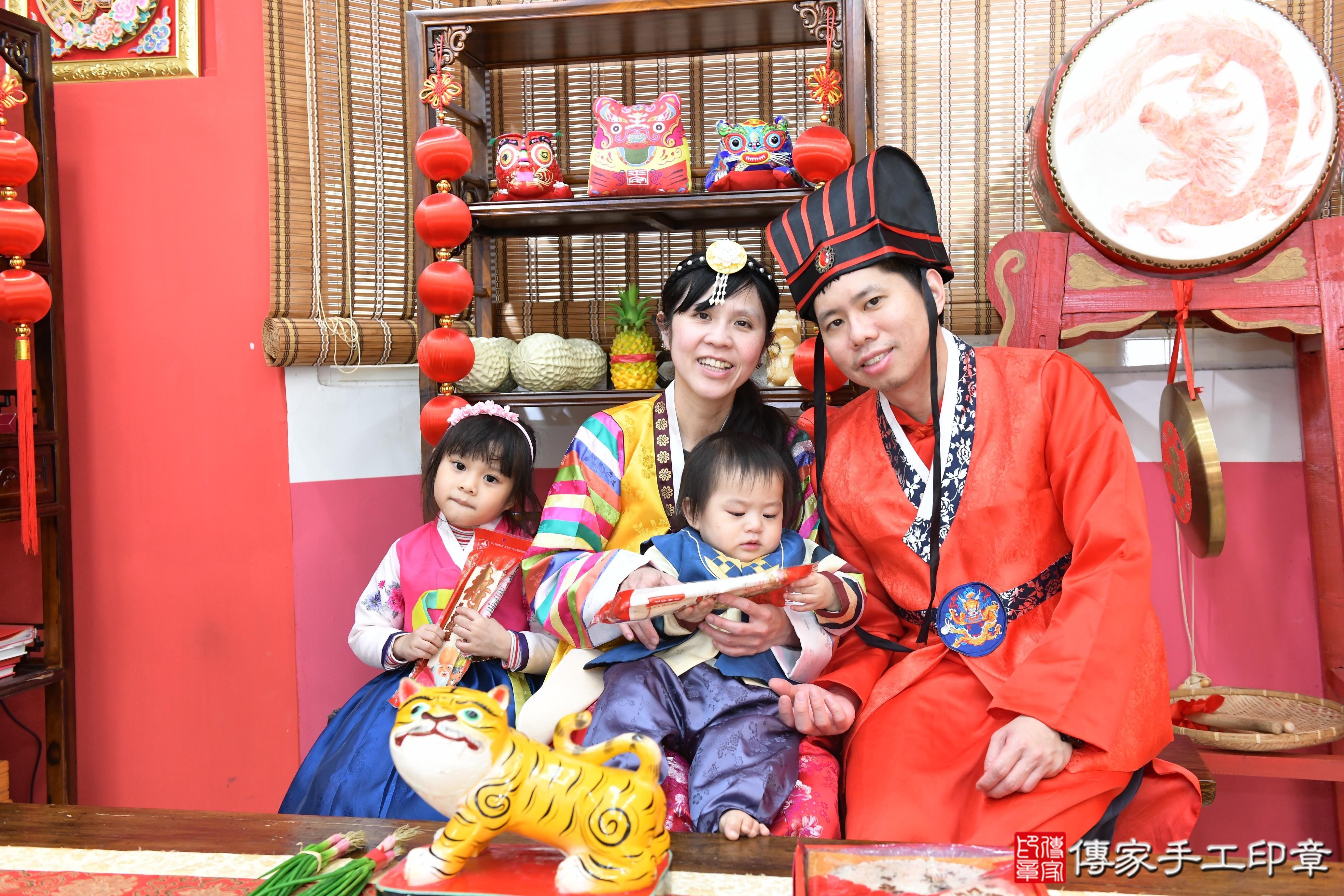 傳家手工印章高雄店、抓周、度脺、美式風會場、傳家嬰兒古禮、吉祥話、抓周道具物品24種、拍照。抓周證書。寶寶抓周、滿周歲、生日快樂、祝福 傳家手工印章高雄店、抓周、度脺、美式風會場、傳家嬰兒古禮、吉祥話、抓周道具物品24種、拍照。抓周證書。寶寶抓周、滿周歲、生日快樂、祝福