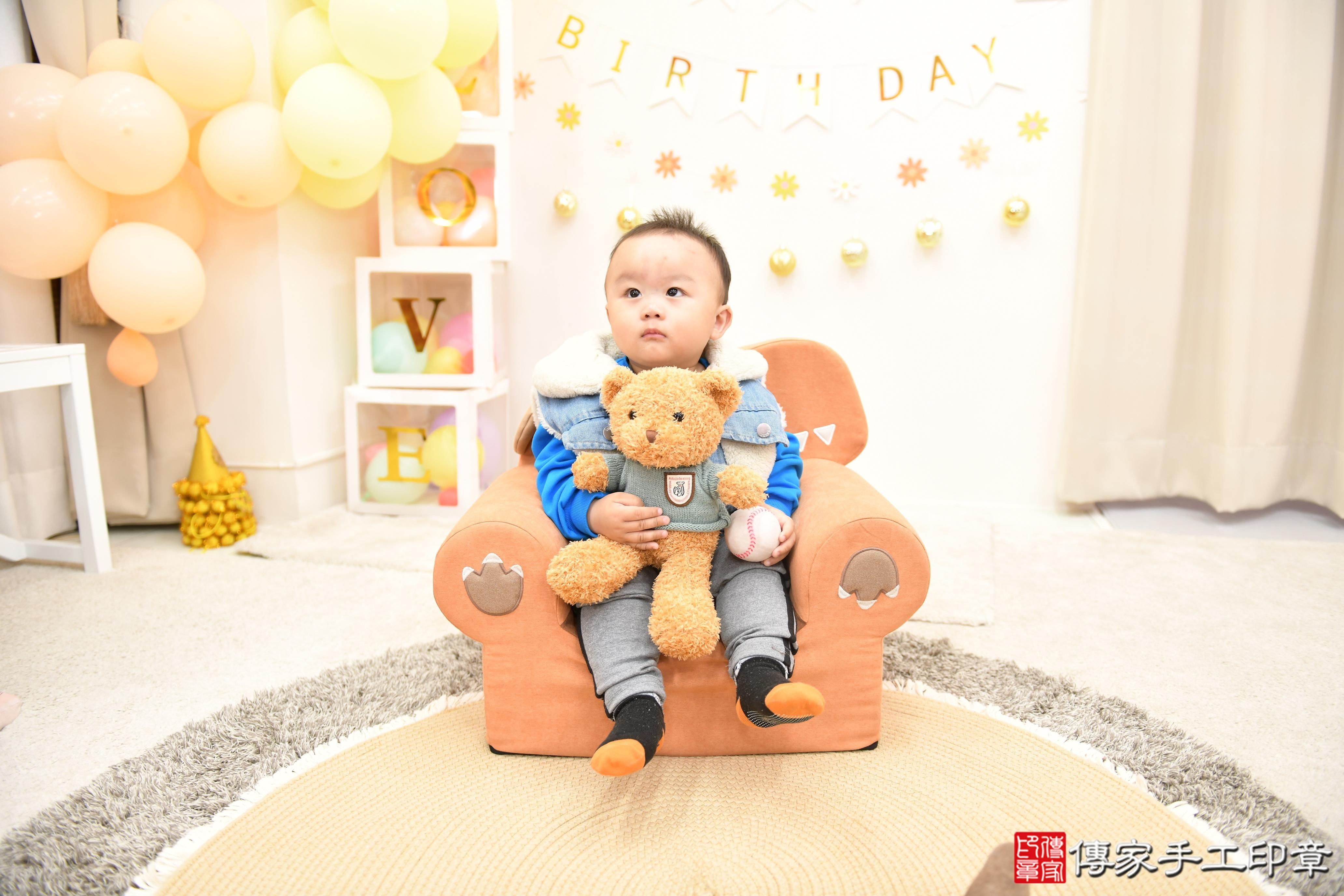 傳家手工印章高雄店、抓周、度脺、美式風會場、傳家嬰兒古禮、吉祥話、抓周道具物品24種、拍照。抓周證書。寶寶抓周、滿周歲、生日快樂、祝福