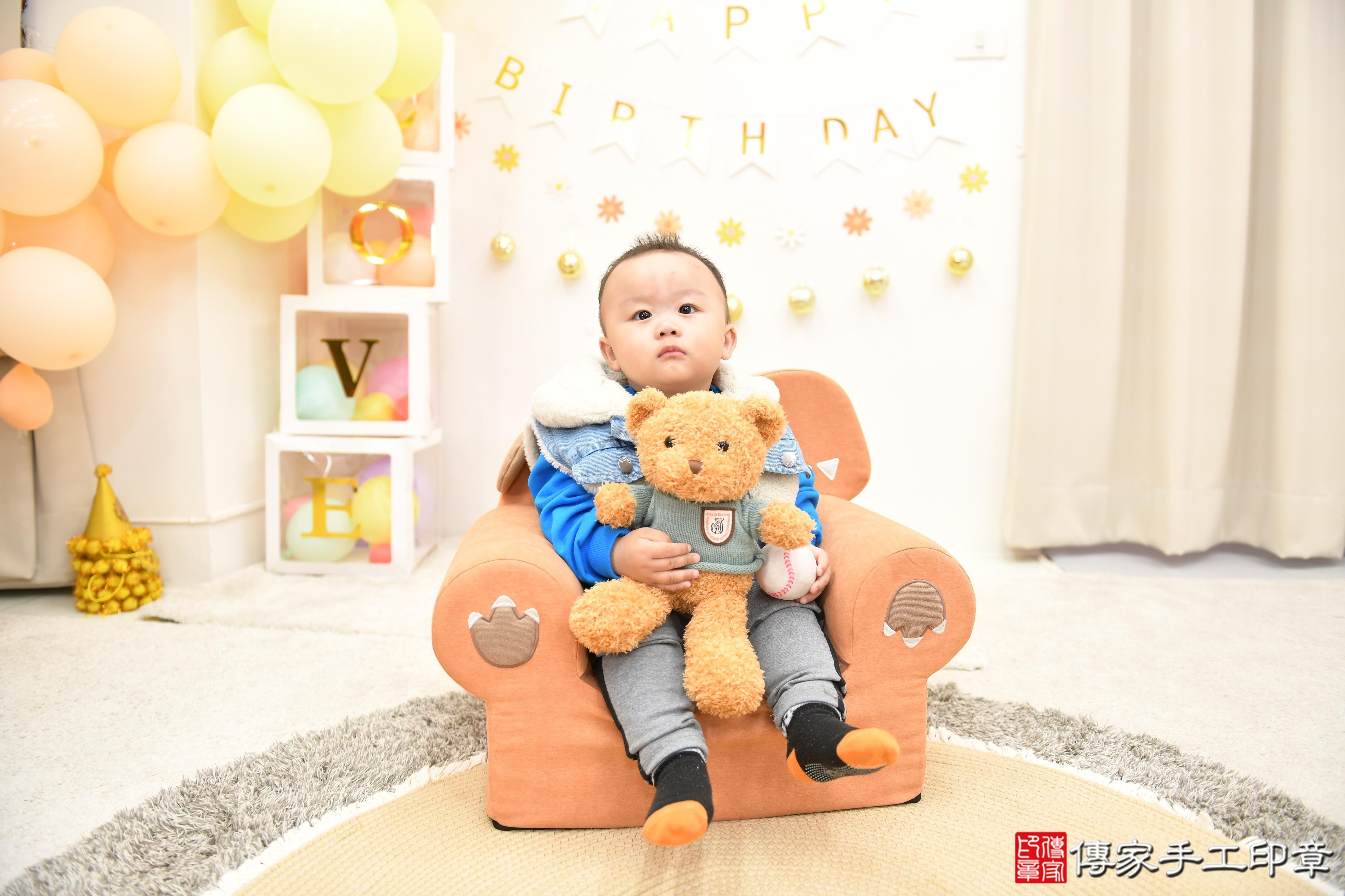 傳家手工印章高雄店、抓周、度脺、美式風會場、傳家嬰兒古禮、吉祥話、抓周道具物品24種、拍照。抓周證書。寶寶抓周、滿周歲、生日快樂、祝福