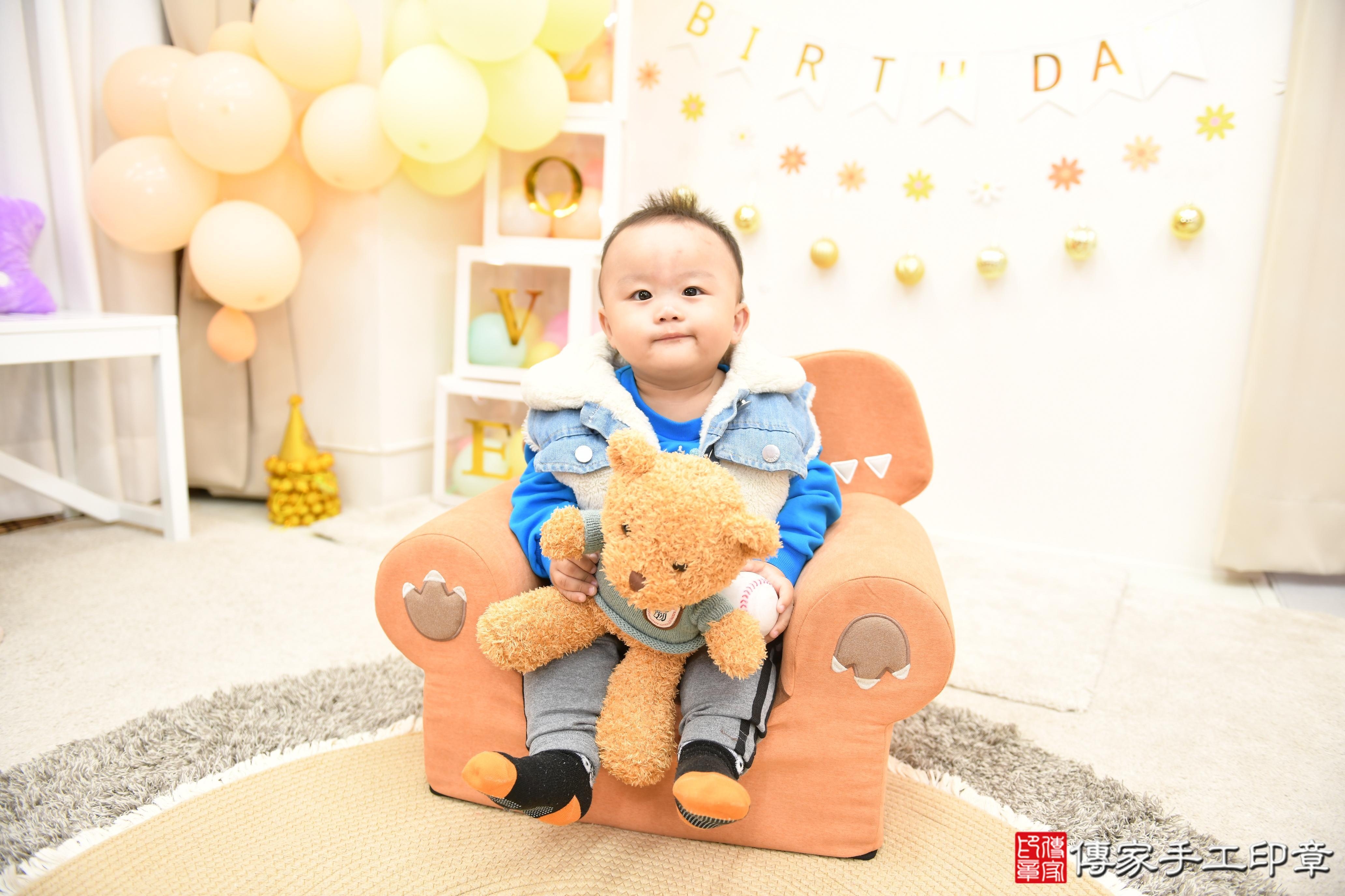 傳家手工印章高雄店、抓周、度脺、美式風會場、傳家嬰兒古禮、吉祥話、抓周道具物品24種、拍照。抓周證書。寶寶抓周、滿周歲、生日快樂、祝福