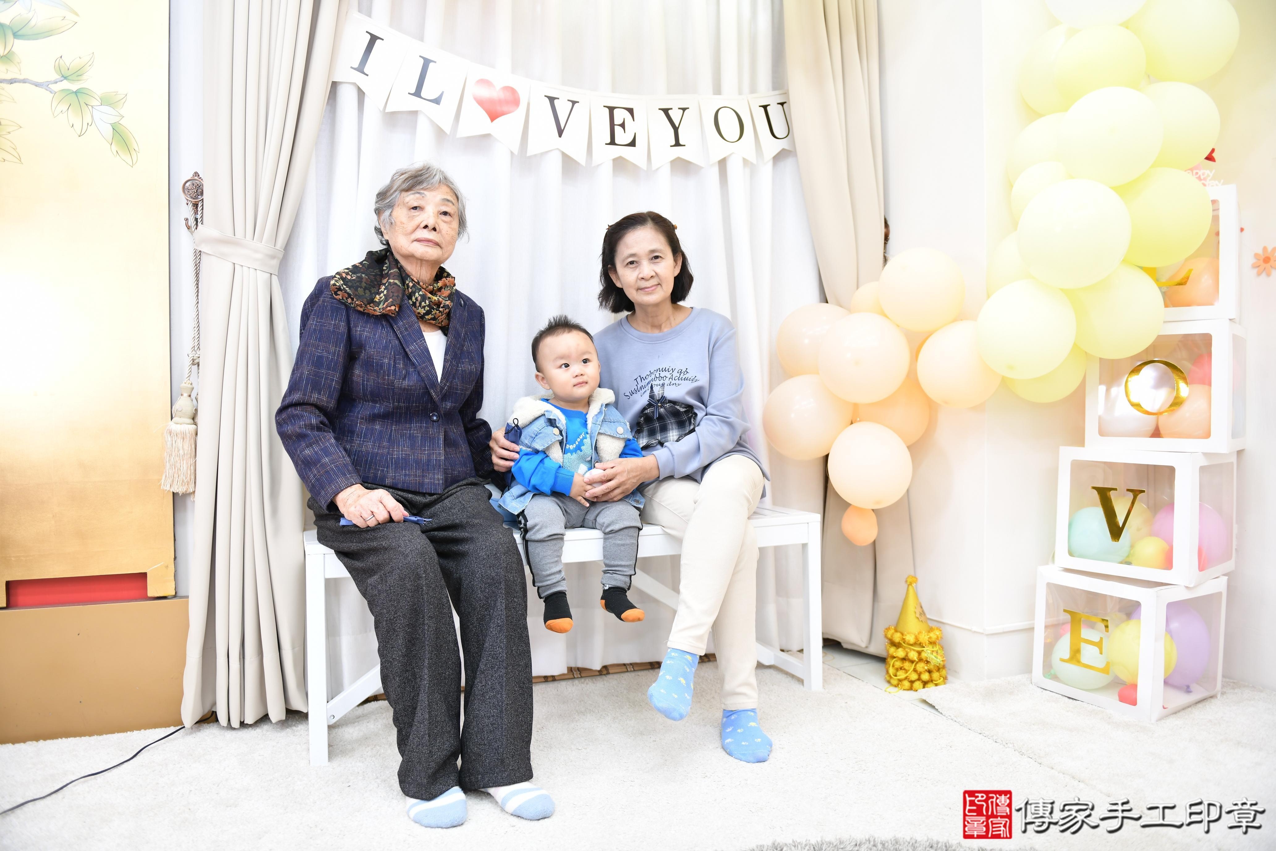 傳家手工印章高雄店、抓周、度脺、美式風會場、傳家嬰兒古禮、吉祥話、抓周道具物品24種、拍照。抓周證書。寶寶抓周、滿周歲、生日快樂、祝福