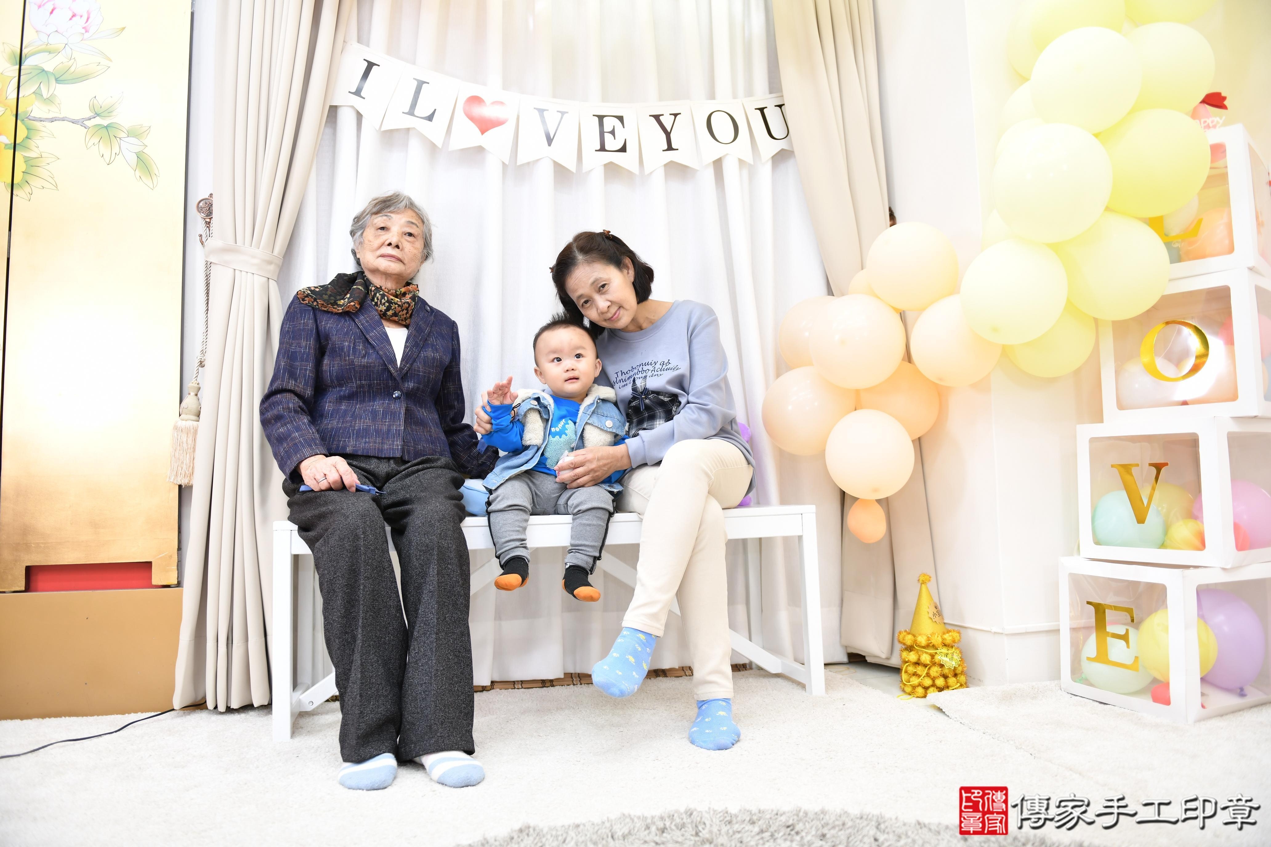 傳家手工印章高雄店、抓周、度脺、美式風會場、傳家嬰兒古禮、吉祥話、抓周道具物品24種、拍照。抓周證書。寶寶抓周、滿周歲、生日快樂、祝福