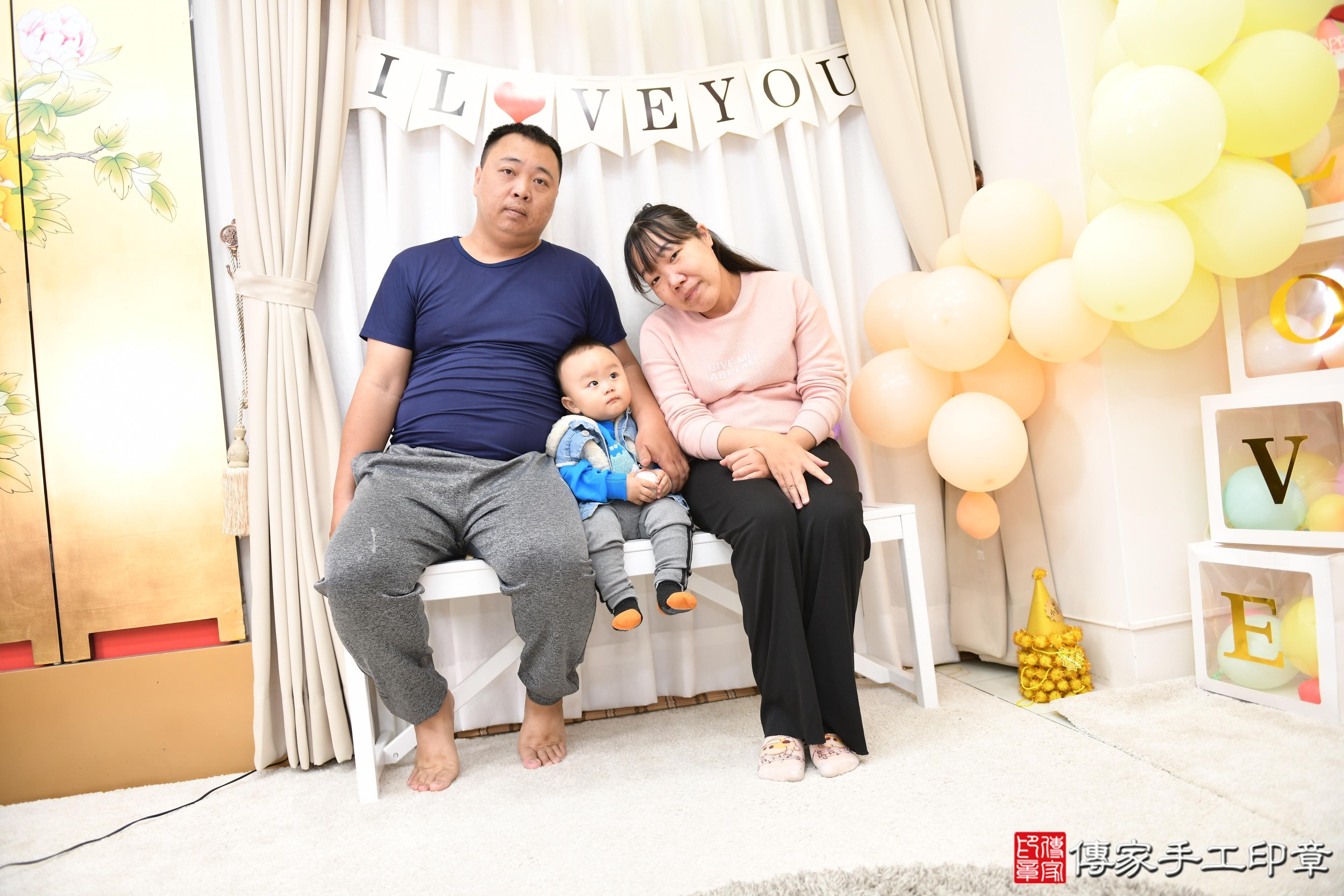 傳家手工印章高雄店、抓周、度脺、美式風會場、傳家嬰兒古禮、吉祥話、抓周道具物品24種、拍照。抓周證書。寶寶抓周、滿周歲、生日快樂、祝福