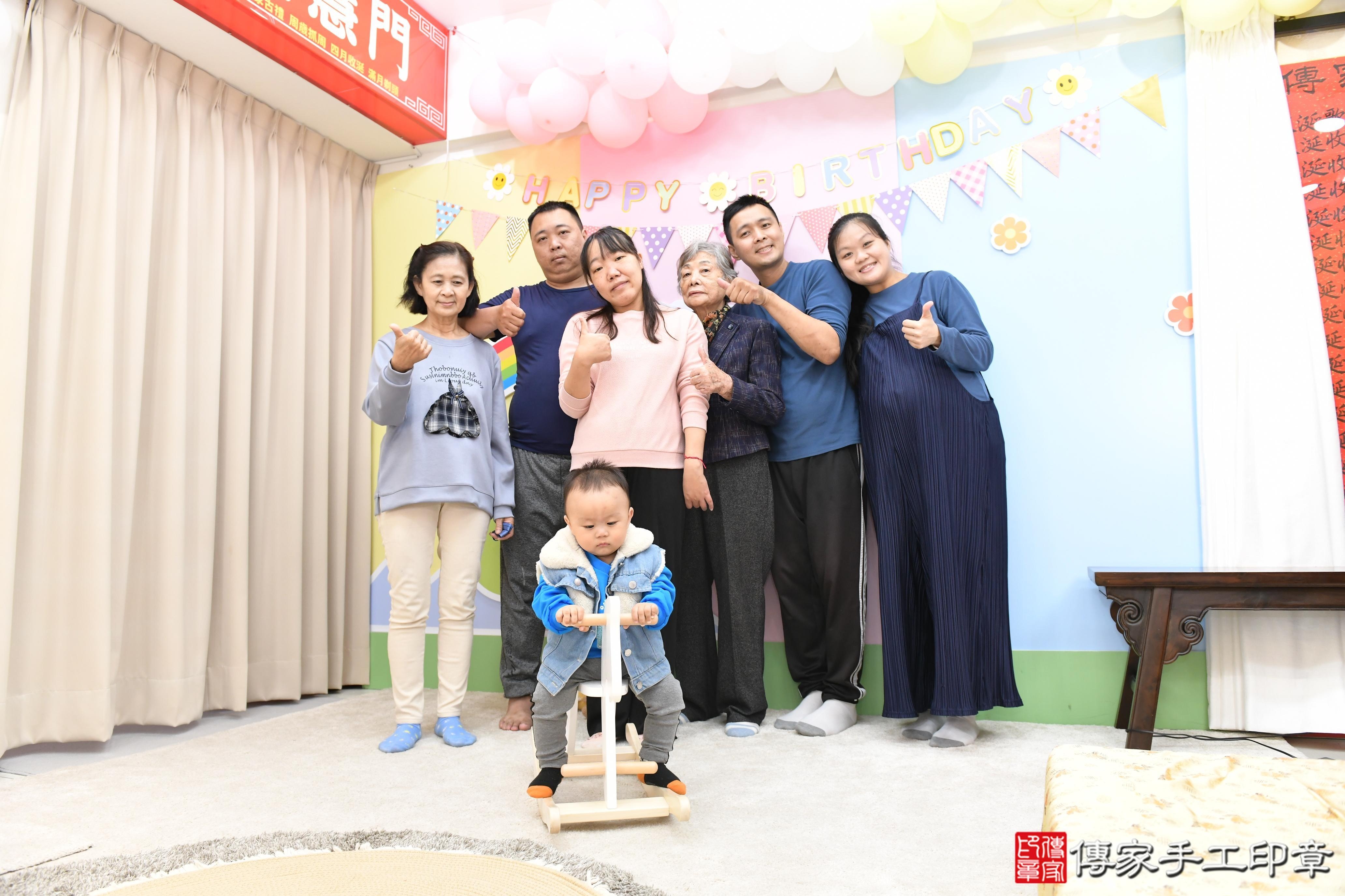 傳家手工印章高雄店、抓周、度脺、美式風會場、傳家嬰兒古禮、吉祥話、抓周道具物品24種、拍照。抓周證書。寶寶抓周、滿周歲、生日快樂、祝福