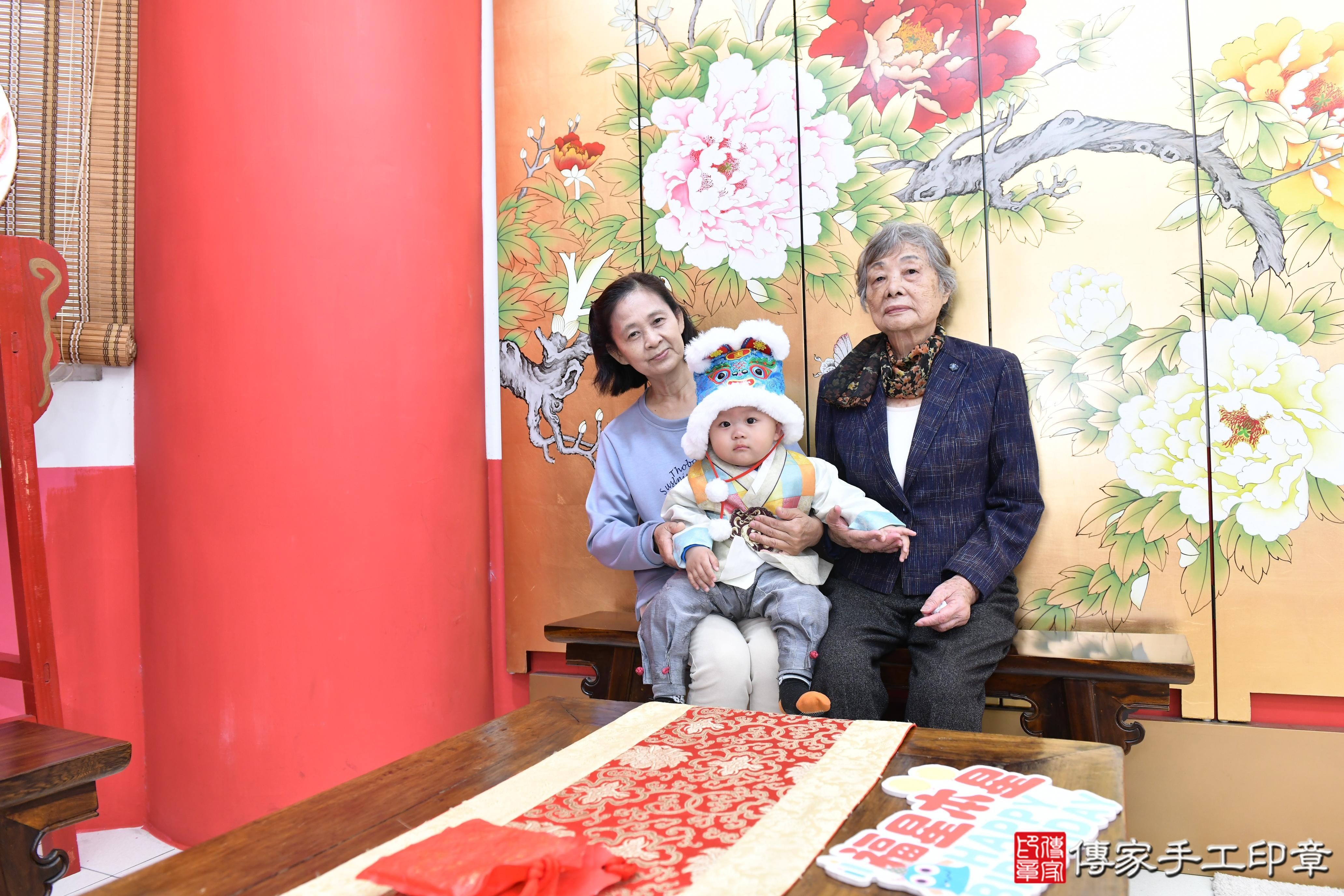 傳家手工印章高雄店、抓周、度脺、美式風會場、傳家嬰兒古禮、吉祥話、抓周道具物品24種、拍照。抓周證書。寶寶抓周、滿周歲、生日快樂、祝福