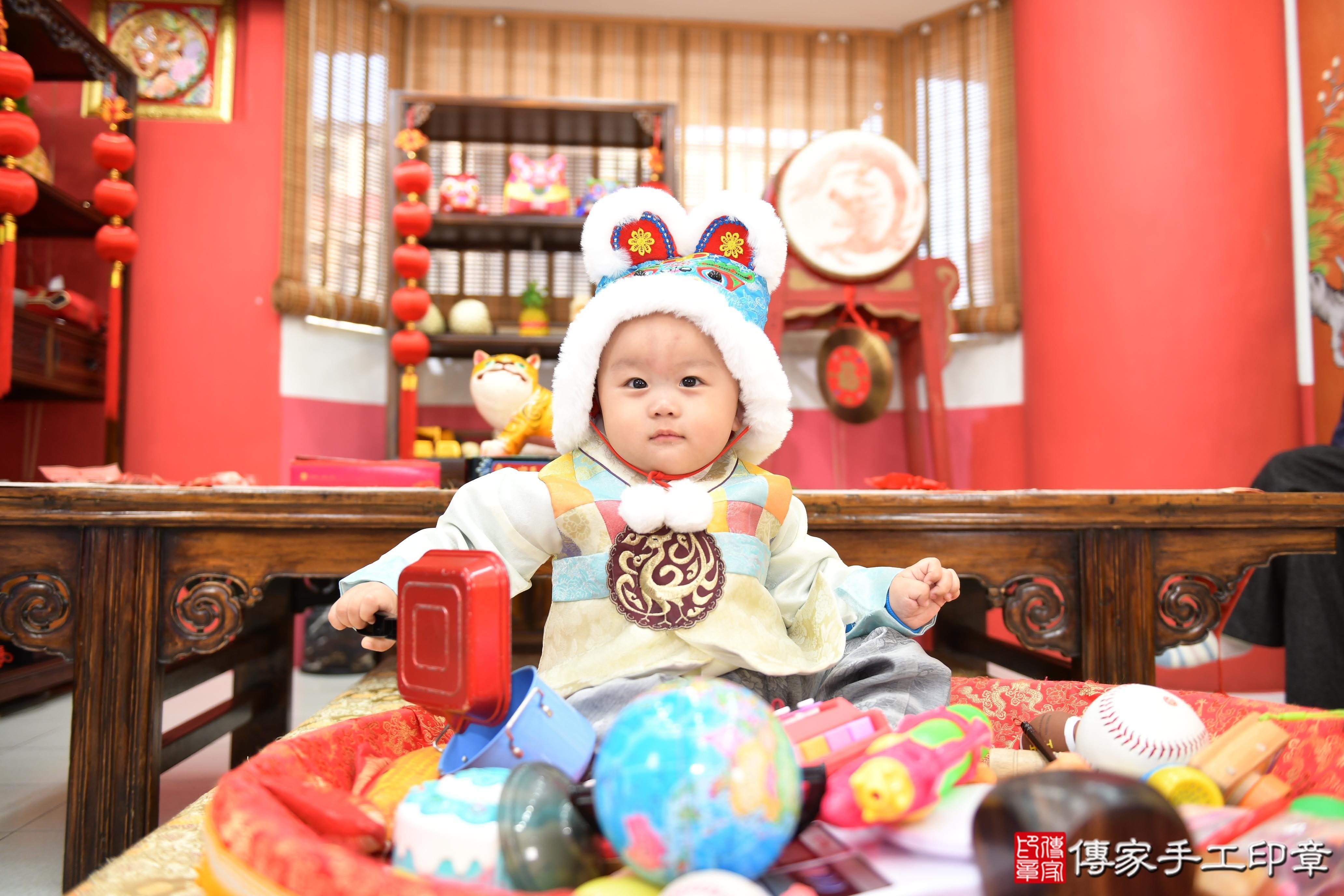 傳家手工印章高雄店、抓周、度脺、美式風會場、傳家嬰兒古禮、吉祥話、抓周道具物品24種、拍照。抓周證書。寶寶抓周、滿周歲、生日快樂、祝福