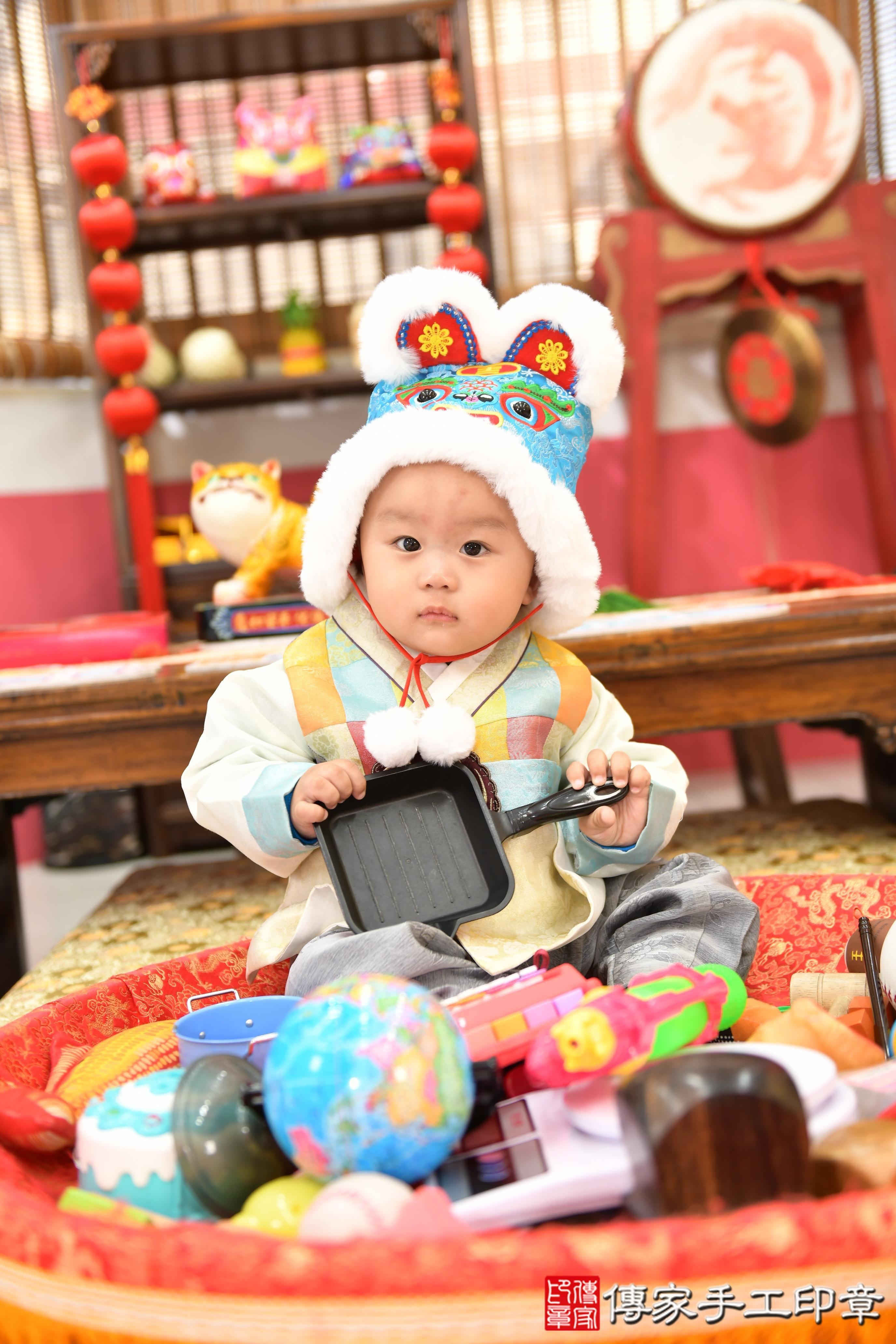 傳家手工印章高雄店、抓周、度脺、美式風會場、傳家嬰兒古禮、吉祥話、抓周道具物品24種、拍照。抓周證書。寶寶抓周、滿周歲、生日快樂、祝福