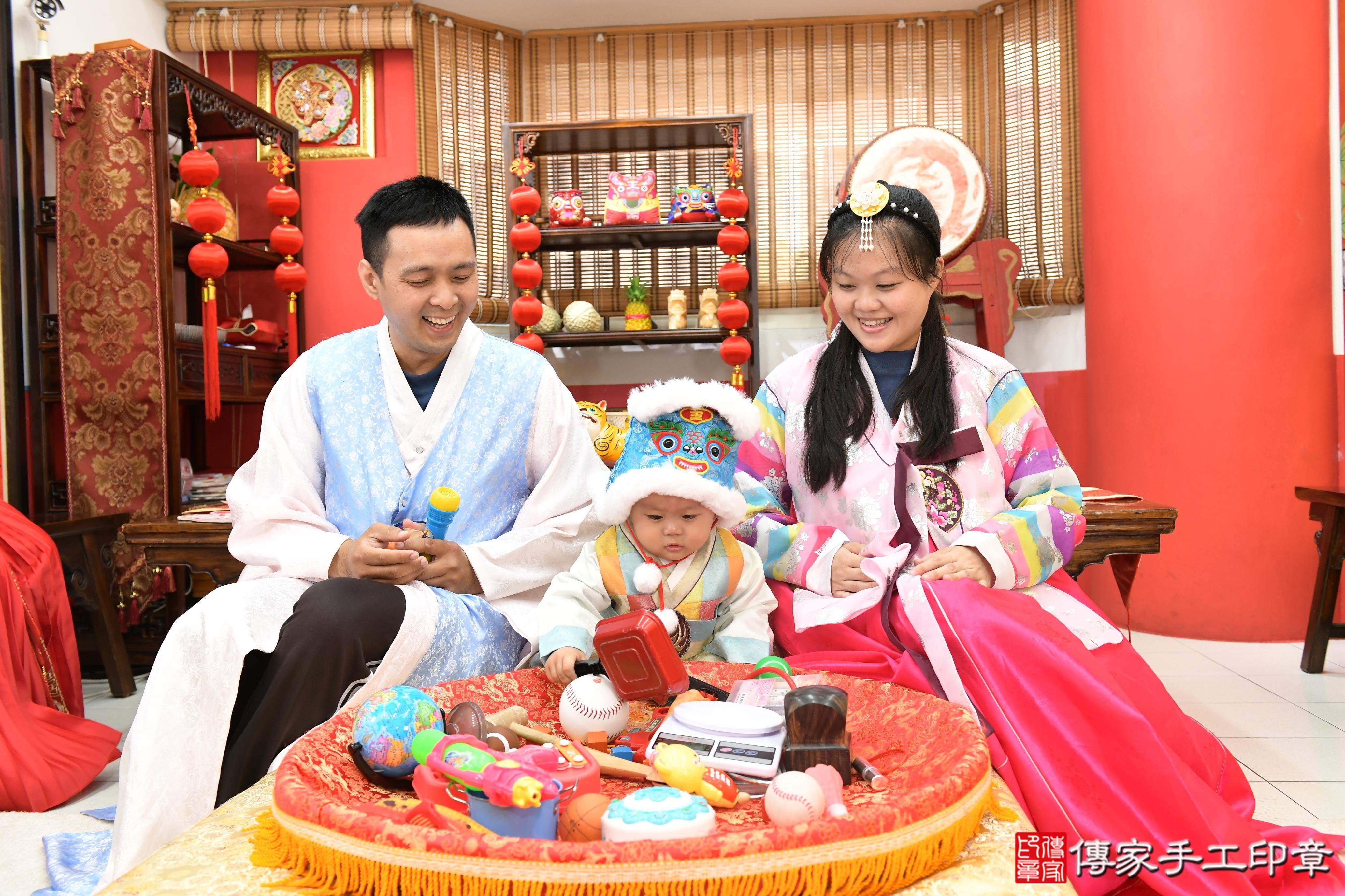 傳家手工印章高雄店、抓周、度脺、美式風會場、傳家嬰兒古禮、吉祥話、抓周道具物品24種、拍照。抓周證書。寶寶抓周、滿周歲、生日快樂、祝福