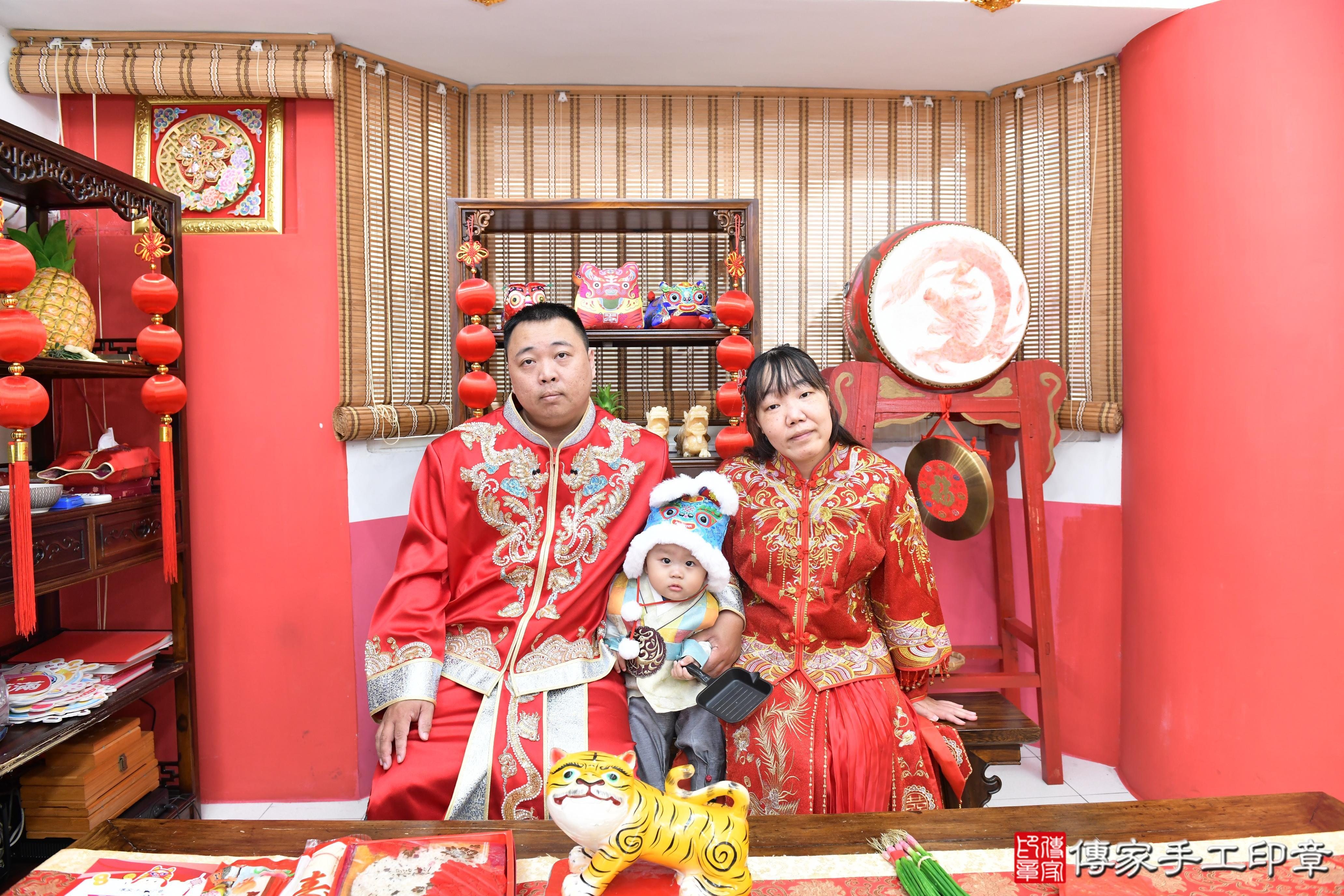 傳家手工印章高雄店、抓周、度脺、美式風會場、傳家嬰兒古禮、吉祥話、抓周道具物品24種、拍照。抓周證書。寶寶抓周、滿周歲、生日快樂、祝福