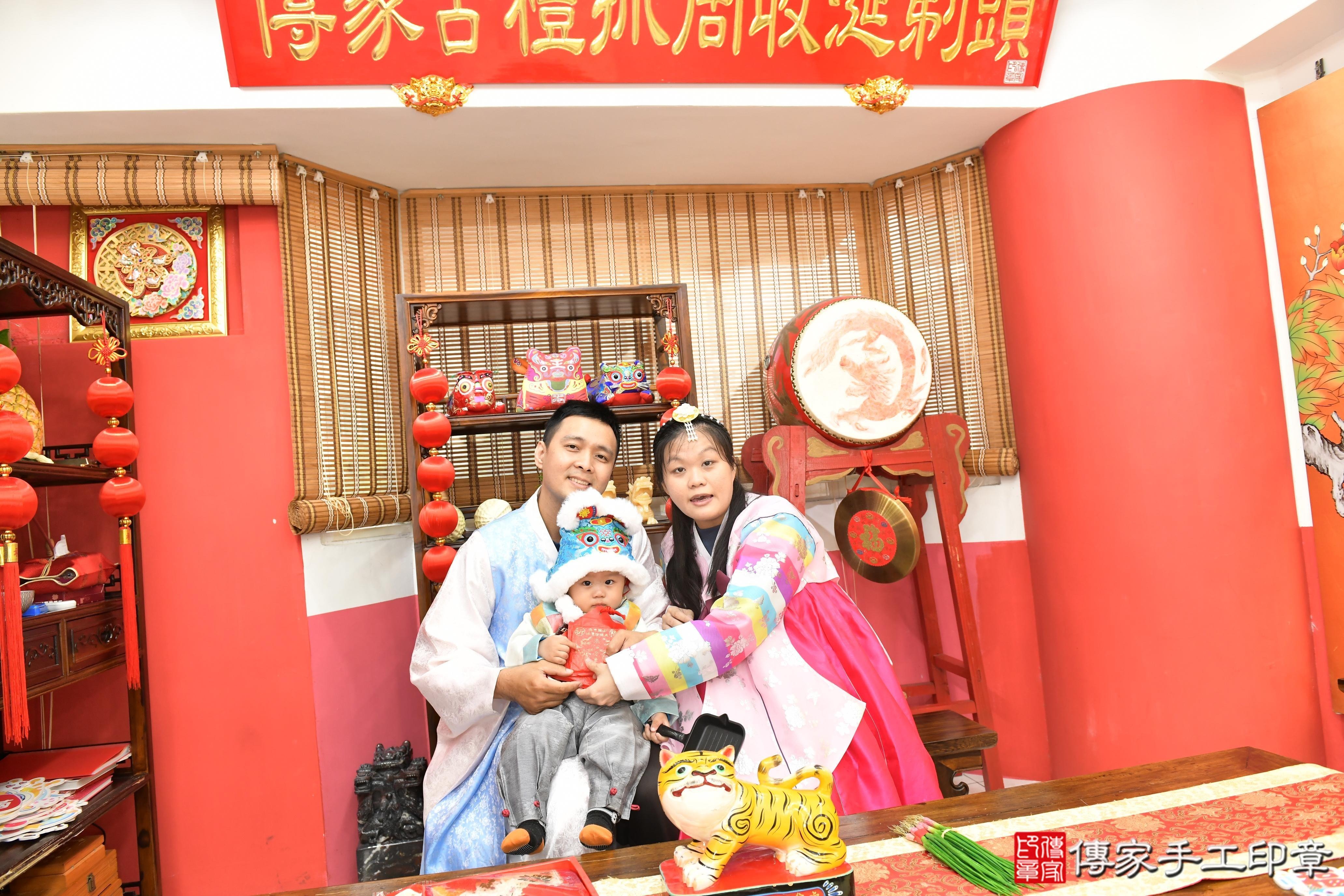 傳家手工印章高雄店、抓周、度脺、美式風會場、傳家嬰兒古禮、吉祥話、抓周道具物品24種、拍照。抓周證書。寶寶抓周、滿周歲、生日快樂、祝福