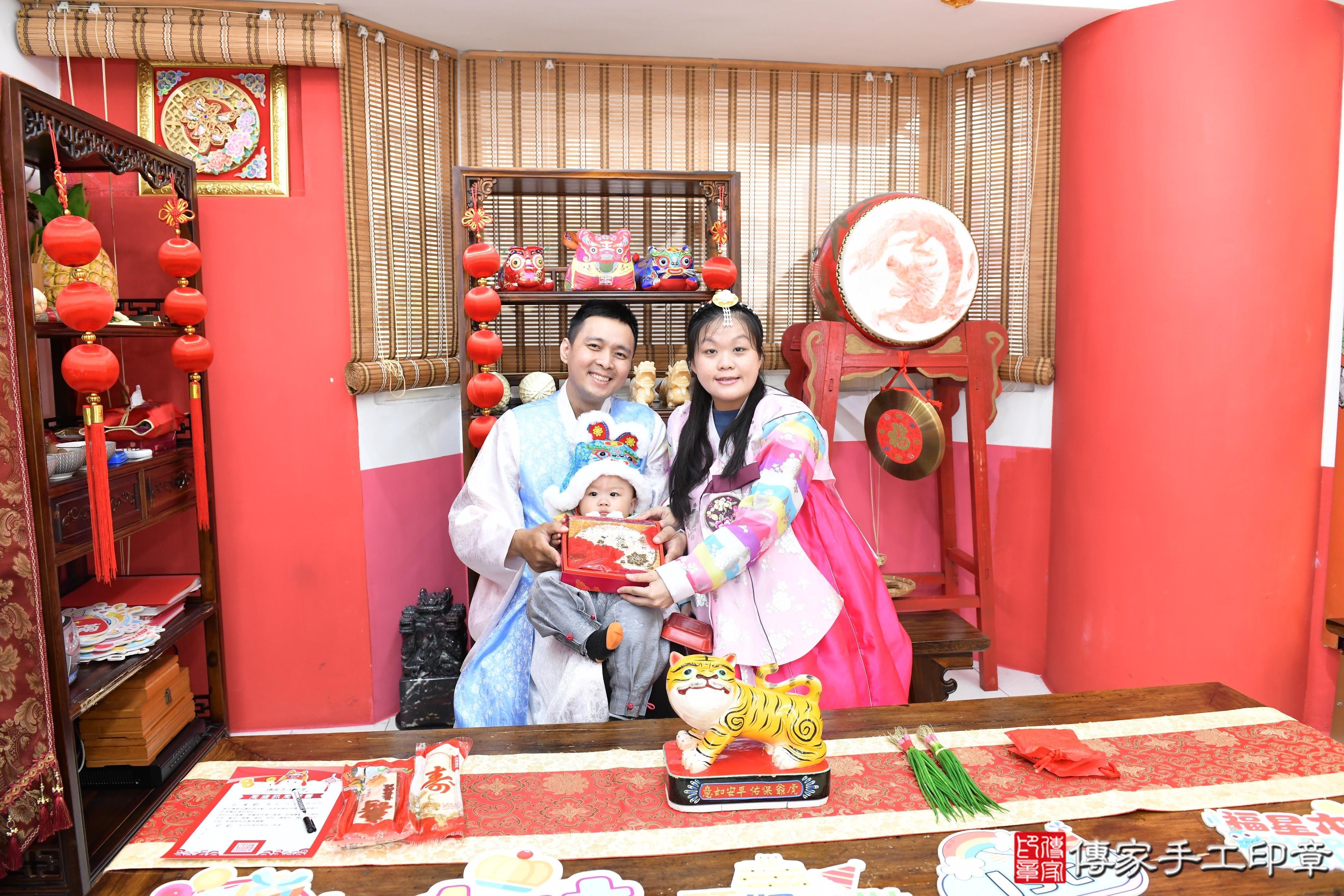 傳家手工印章高雄店、抓周、度脺、美式風會場、傳家嬰兒古禮、吉祥話、抓周道具物品24種、拍照。抓周證書。寶寶抓周、滿周歲、生日快樂、祝福