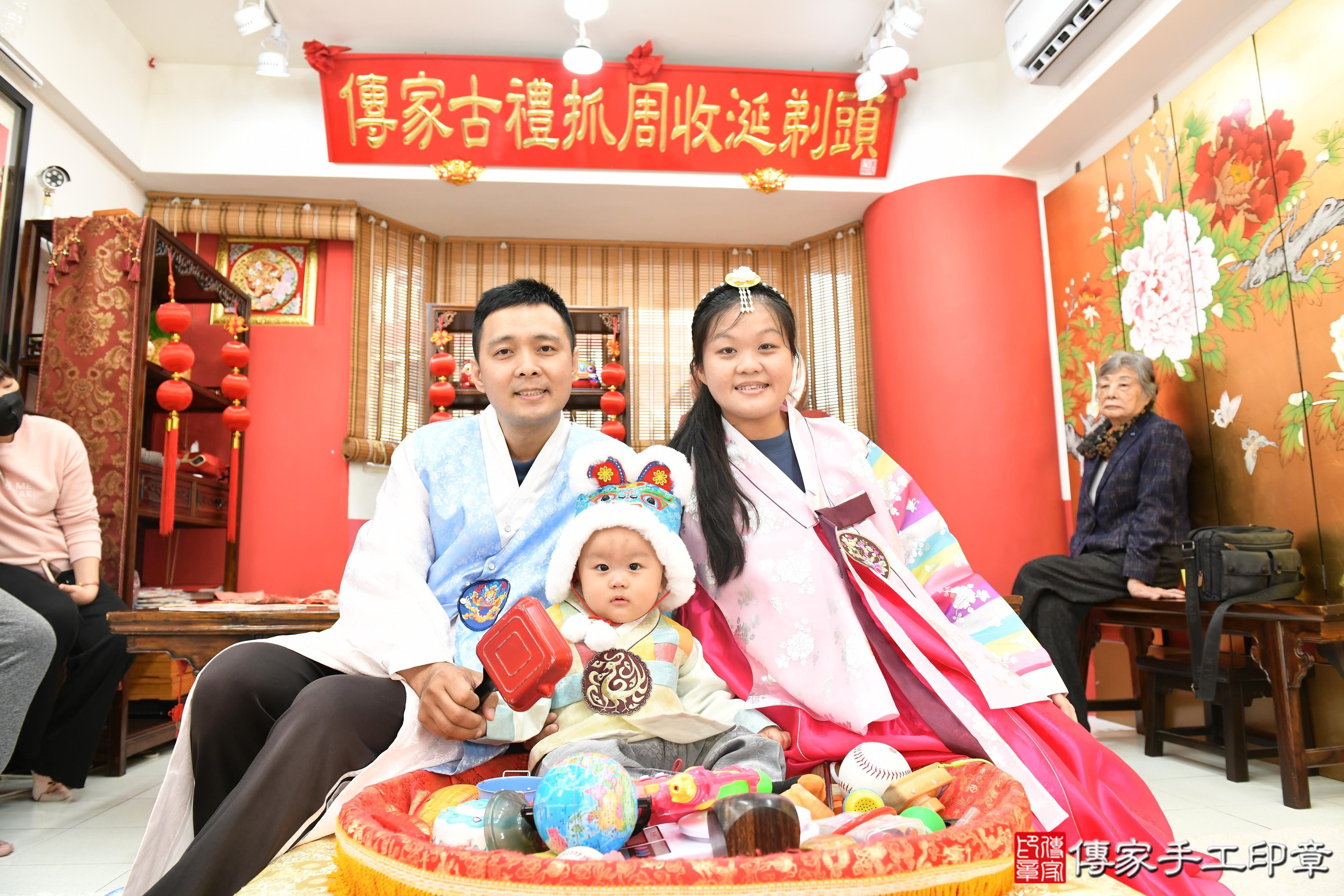 傳家手工印章高雄店、抓周、度脺、美式風會場、傳家嬰兒古禮、吉祥話、抓周道具物品24種、拍照。抓周證書。寶寶抓周、滿周歲、生日快樂、祝福