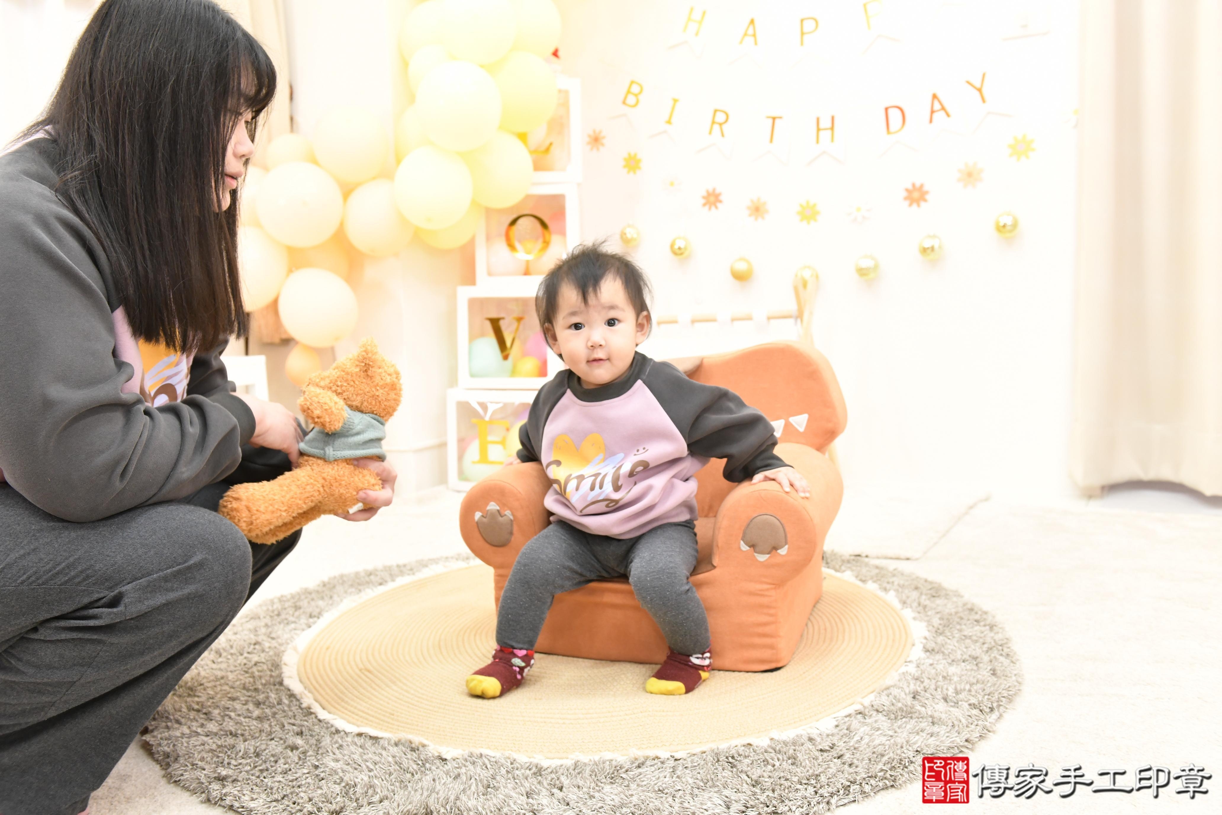 傳家手工印章高雄店、抓周、度脺、美式風會場、傳家嬰兒古禮、吉祥話、抓周道具物品24種、拍照。抓周證書。寶寶抓周、滿周歲、生日快樂、祝福 傳家手工印章高雄店、抓周、度脺、美式風會場、傳家嬰兒古禮、吉祥話、抓周道具物品24種、拍照。抓周證書。寶寶抓周、滿周歲、生日快樂、祝福