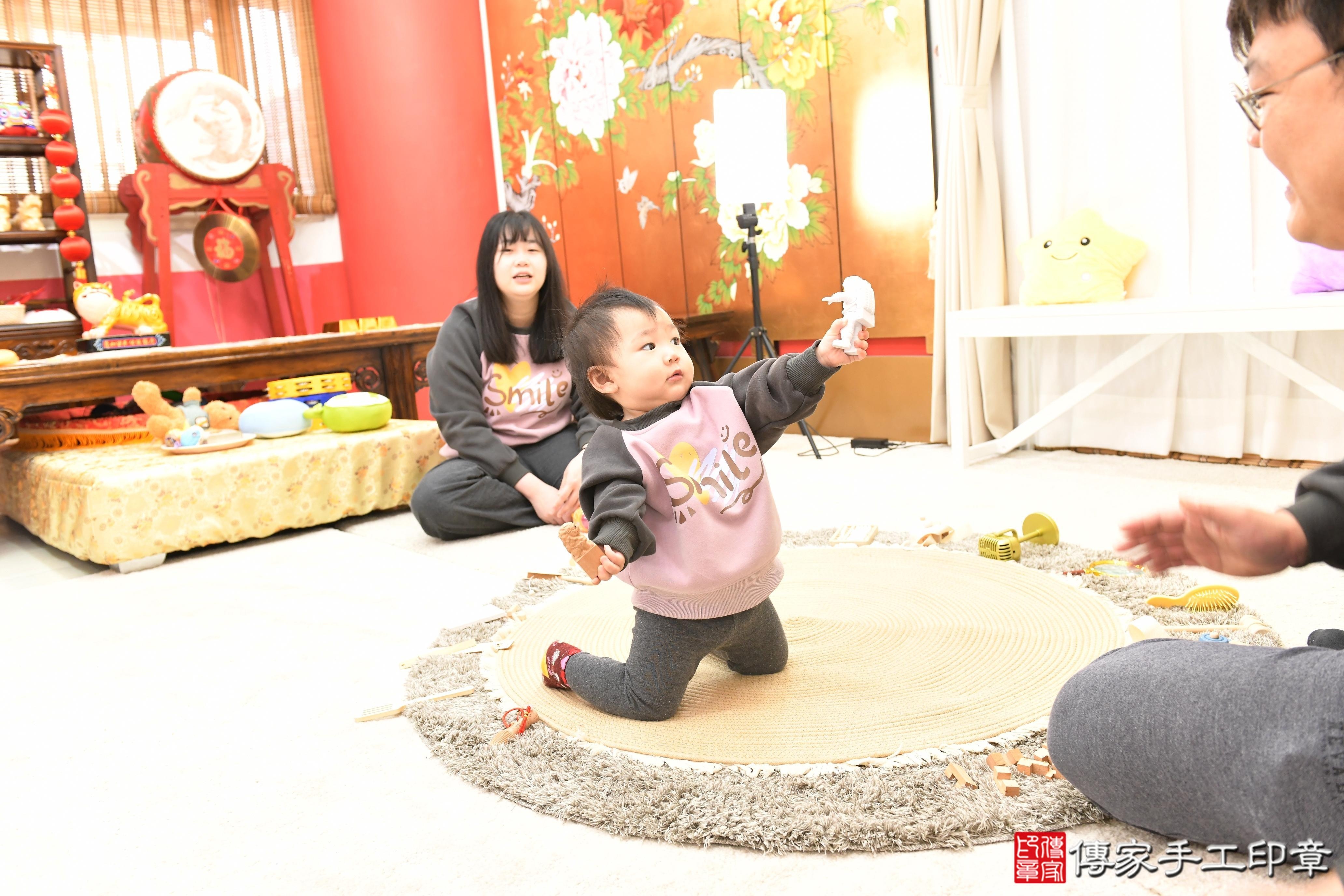 傳家手工印章高雄店、抓周、度脺、美式風會場、傳家嬰兒古禮、吉祥話、抓周道具物品24種、拍照。抓周證書。寶寶抓周、滿周歲、生日快樂、祝福 傳家手工印章高雄店、抓周、度脺、美式風會場、傳家嬰兒古禮、吉祥話、抓周道具物品24種、拍照。抓周證書。寶寶抓周、滿周歲、生日快樂、祝福