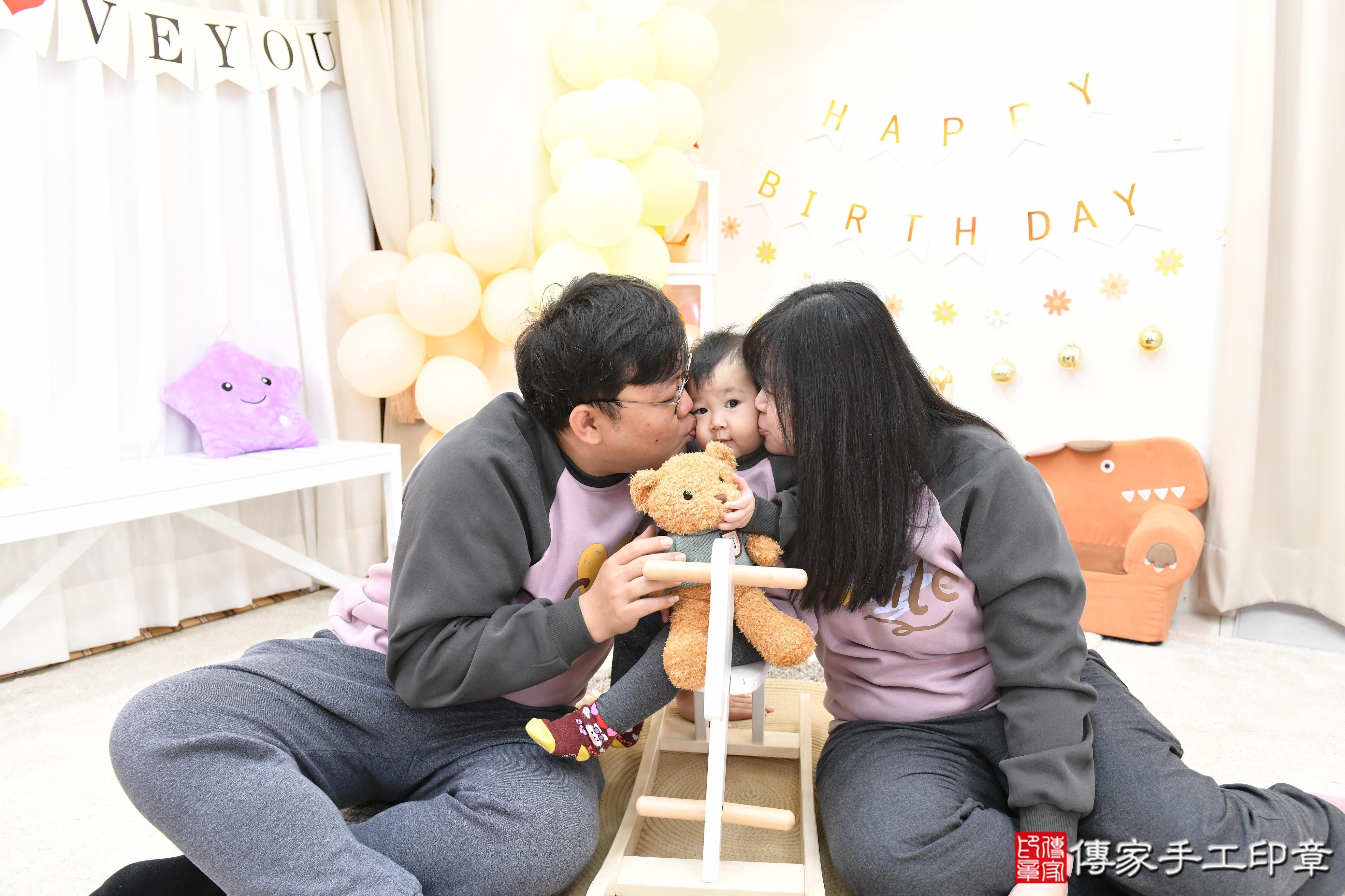 傳家手工印章高雄店、抓周、度脺、美式風會場、傳家嬰兒古禮、吉祥話、抓周道具物品24種、拍照。抓周證書。寶寶抓周、滿周歲、生日快樂、祝福 傳家手工印章高雄店、抓周、度脺、美式風會場、傳家嬰兒古禮、吉祥話、抓周道具物品24種、拍照。抓周證書。寶寶抓周、滿周歲、生日快樂、祝福