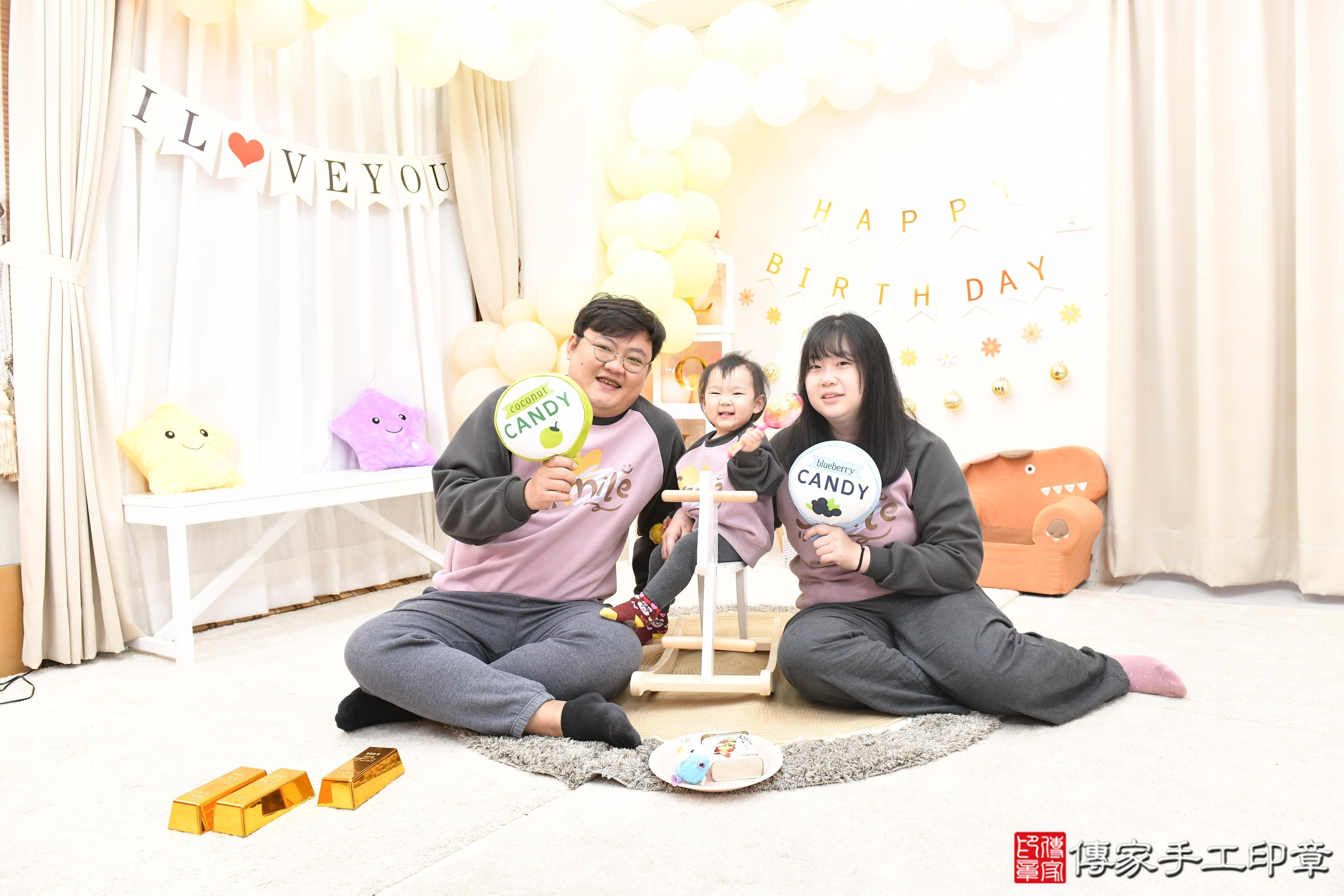 傳家手工印章高雄店、抓周、度脺、美式風會場、傳家嬰兒古禮、吉祥話、抓周道具物品24種、拍照。抓周證書。寶寶抓周、滿周歲、生日快樂、祝福 傳家手工印章高雄店、抓周、度脺、美式風會場、傳家嬰兒古禮、吉祥話、抓周道具物品24種、拍照。抓周證書。寶寶抓周、滿周歲、生日快樂、祝福