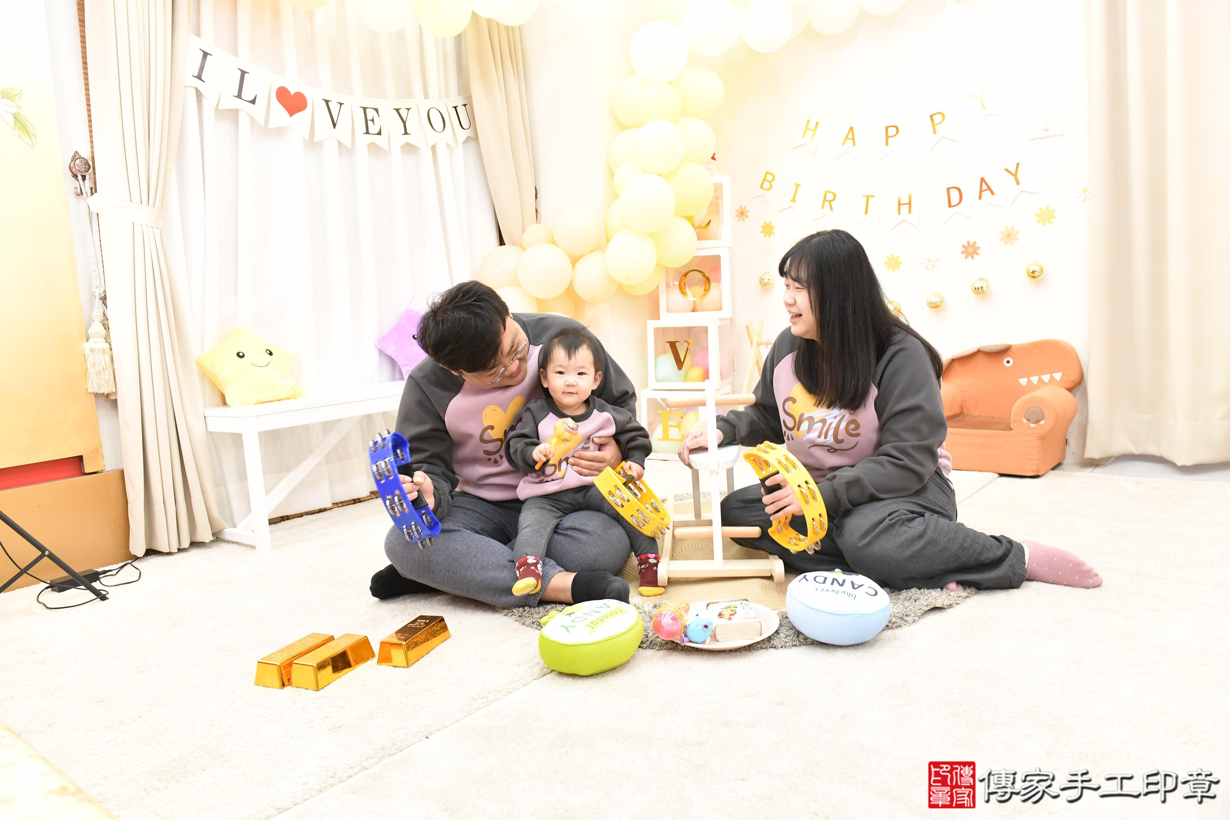 傳家手工印章高雄店、抓周、度脺、美式風會場、傳家嬰兒古禮、吉祥話、抓周道具物品24種、拍照。抓周證書。寶寶抓周、滿周歲、生日快樂、祝福 傳家手工印章高雄店、抓周、度脺、美式風會場、傳家嬰兒古禮、吉祥話、抓周道具物品24種、拍照。抓周證書。寶寶抓周、滿周歲、生日快樂、祝福