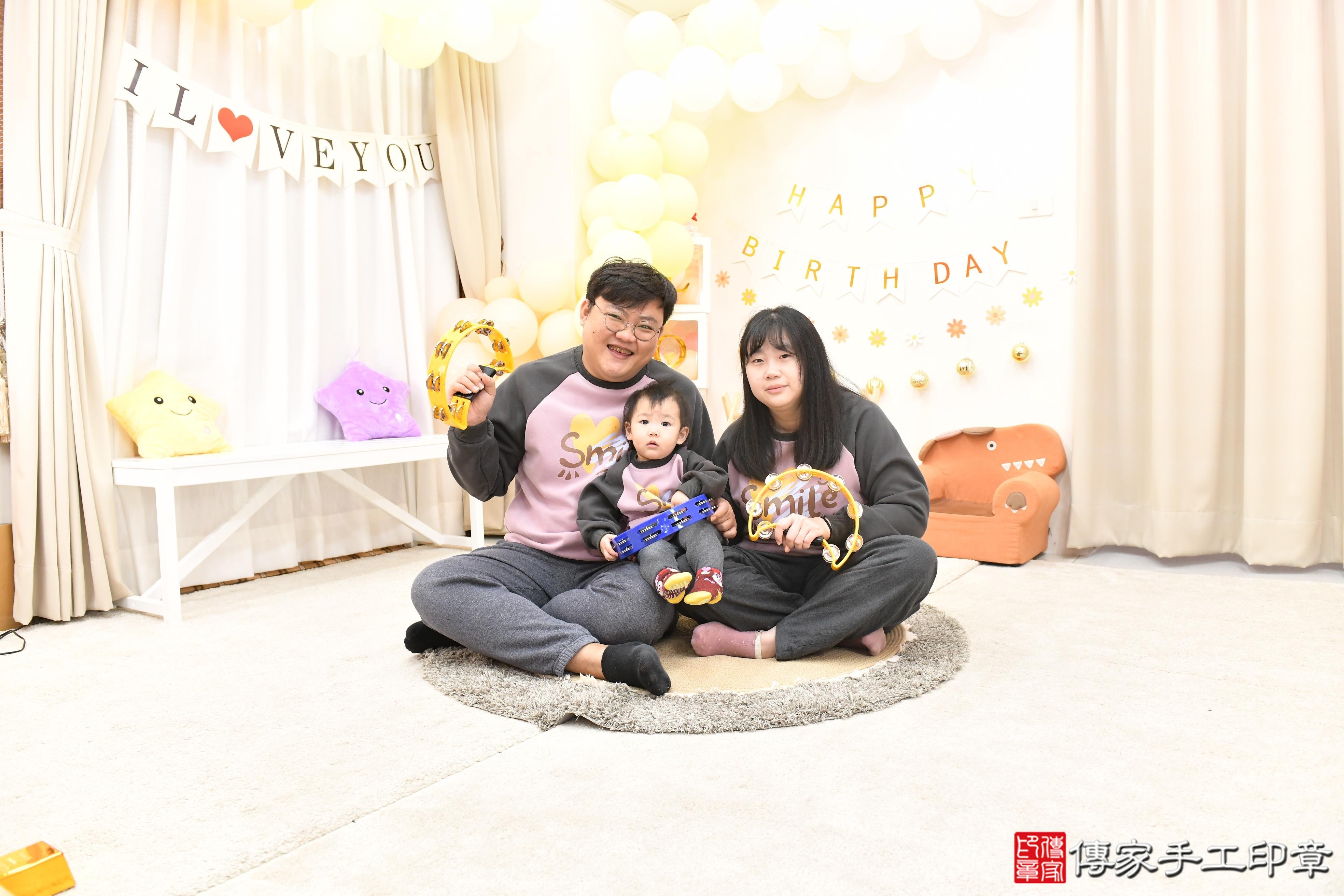 傳家手工印章高雄店、抓周、度脺、美式風會場、傳家嬰兒古禮、吉祥話、抓周道具物品24種、拍照。抓周證書。寶寶抓周、滿周歲、生日快樂、祝福 傳家手工印章高雄店、抓周、度脺、美式風會場、傳家嬰兒古禮、吉祥話、抓周道具物品24種、拍照。抓周證書。寶寶抓周、滿周歲、生日快樂、祝福