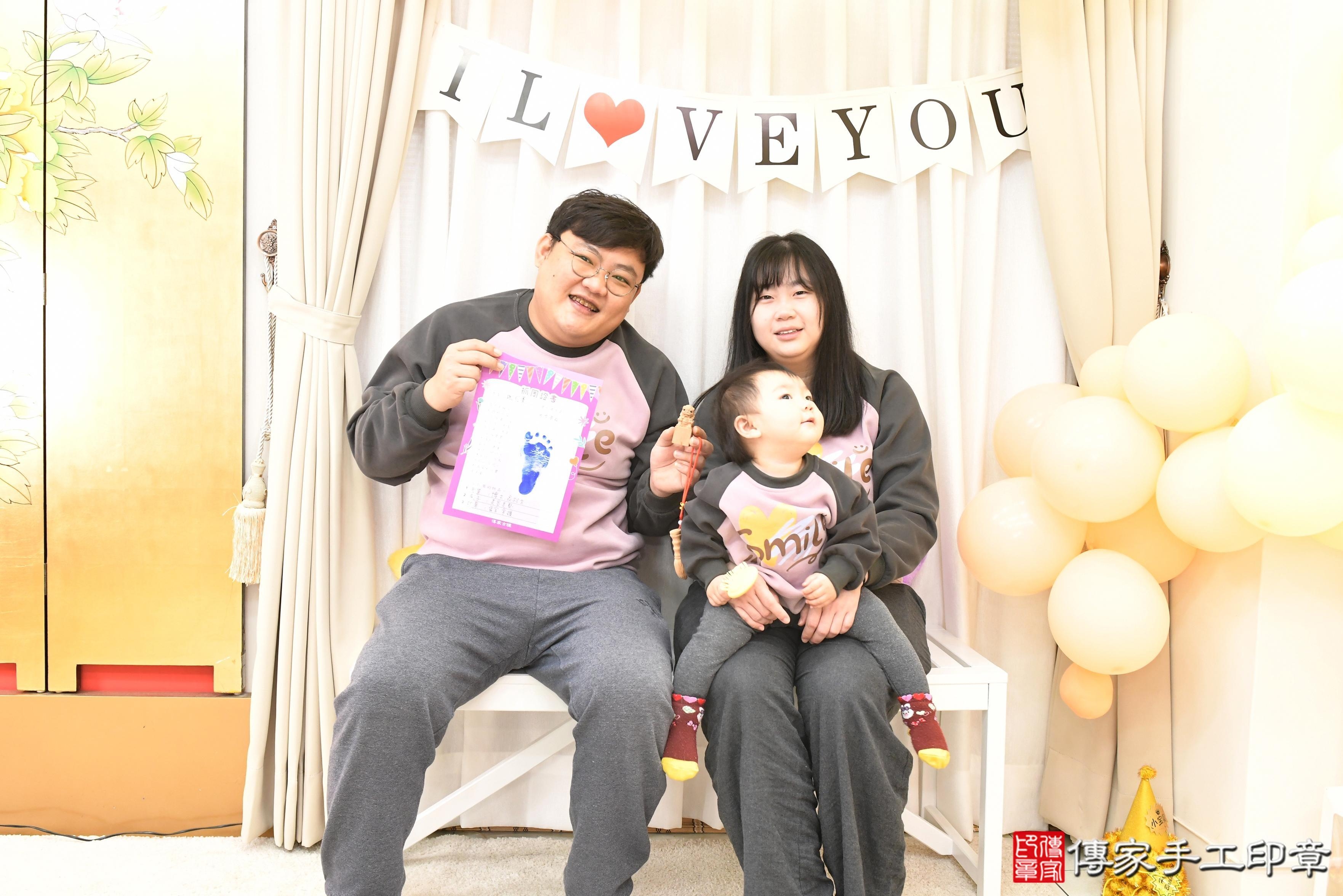 傳家手工印章高雄店、抓周、度脺、美式風會場、傳家嬰兒古禮、吉祥話、抓周道具物品24種、拍照。抓周證書。寶寶抓周、滿周歲、生日快樂、祝福 傳家手工印章高雄店、抓周、度脺、美式風會場、傳家嬰兒古禮、吉祥話、抓周道具物品24種、拍照。抓周證書。寶寶抓周、滿周歲、生日快樂、祝福