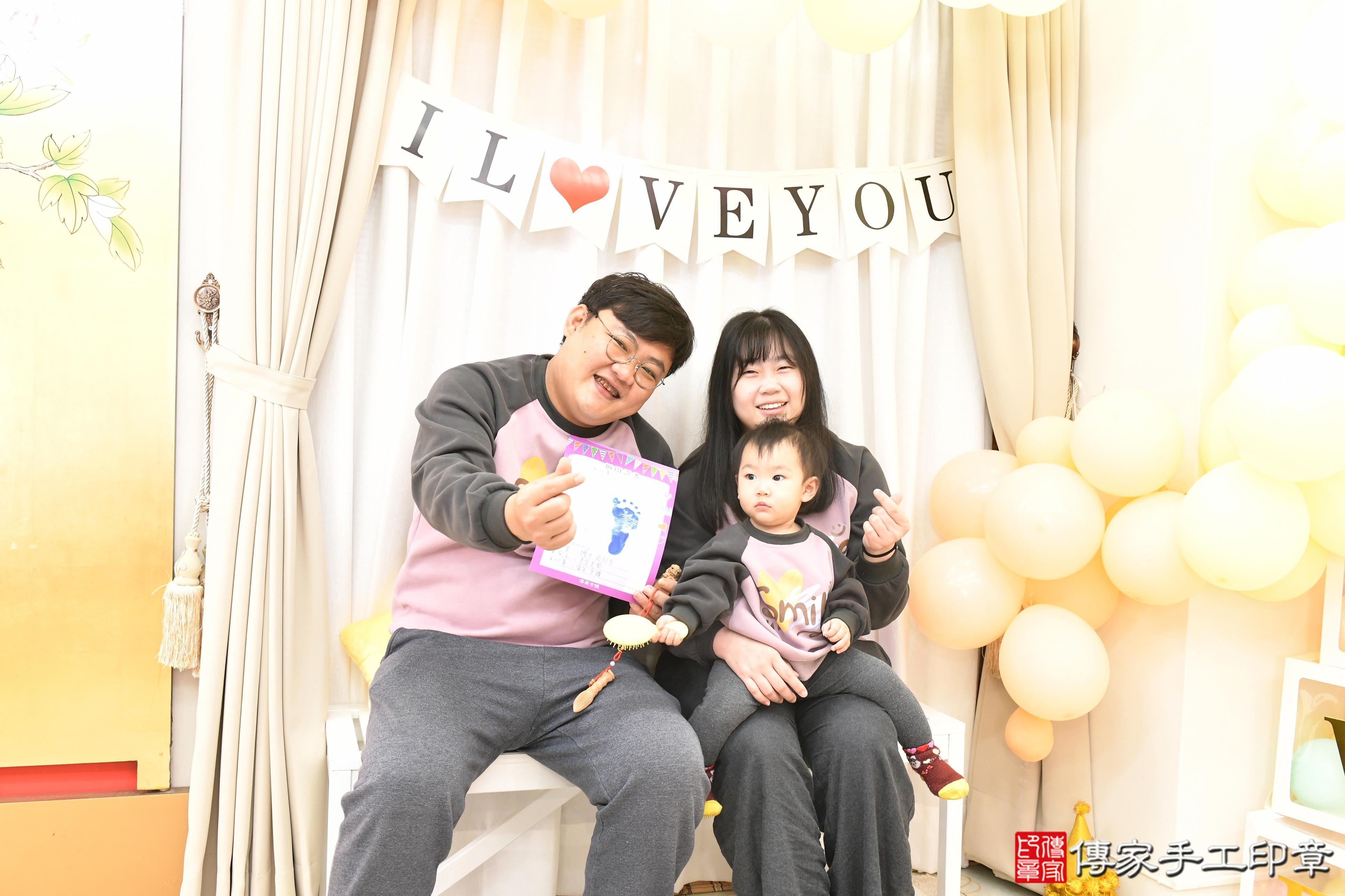 傳家手工印章高雄店、抓周、度脺、美式風會場、傳家嬰兒古禮、吉祥話、抓周道具物品24種、拍照。抓周證書。寶寶抓周、滿周歲、生日快樂、祝福 傳家手工印章高雄店、抓周、度脺、美式風會場、傳家嬰兒古禮、吉祥話、抓周道具物品24種、拍照。抓周證書。寶寶抓周、滿周歲、生日快樂、祝福