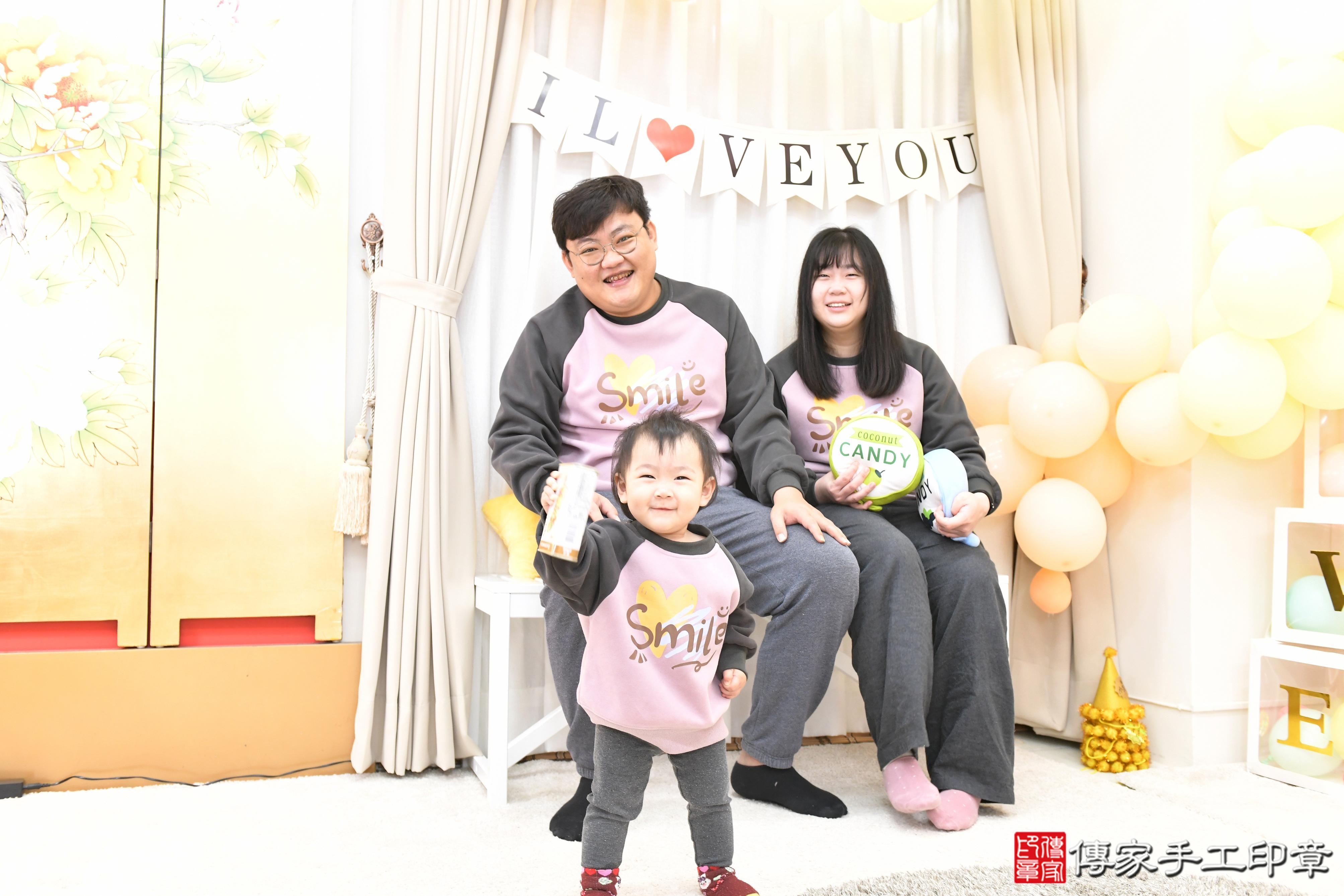 傳家手工印章高雄店、抓周、度脺、美式風會場、傳家嬰兒古禮、吉祥話、抓周道具物品24種、拍照。抓周證書。寶寶抓周、滿周歲、生日快樂、祝福 傳家手工印章高雄店、抓周、度脺、美式風會場、傳家嬰兒古禮、吉祥話、抓周道具物品24種、拍照。抓周證書。寶寶抓周、滿周歲、生日快樂、祝福