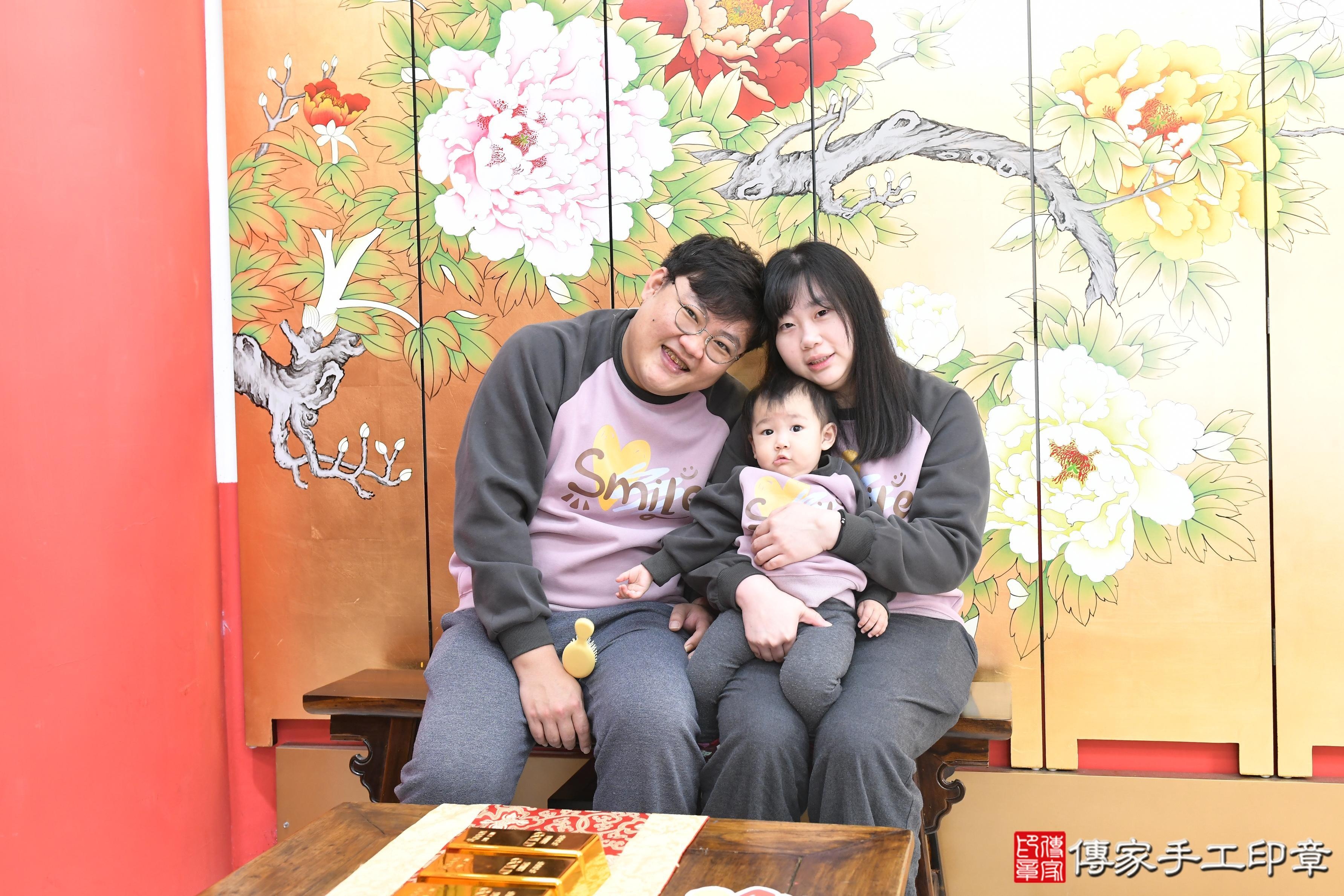 傳家手工印章高雄店、抓周、度脺、美式風會場、傳家嬰兒古禮、吉祥話、抓周道具物品24種、拍照。抓周證書。寶寶抓周、滿周歲、生日快樂、祝福 傳家手工印章高雄店、抓周、度脺、美式風會場、傳家嬰兒古禮、吉祥話、抓周道具物品24種、拍照。抓周證書。寶寶抓周、滿周歲、生日快樂、祝福