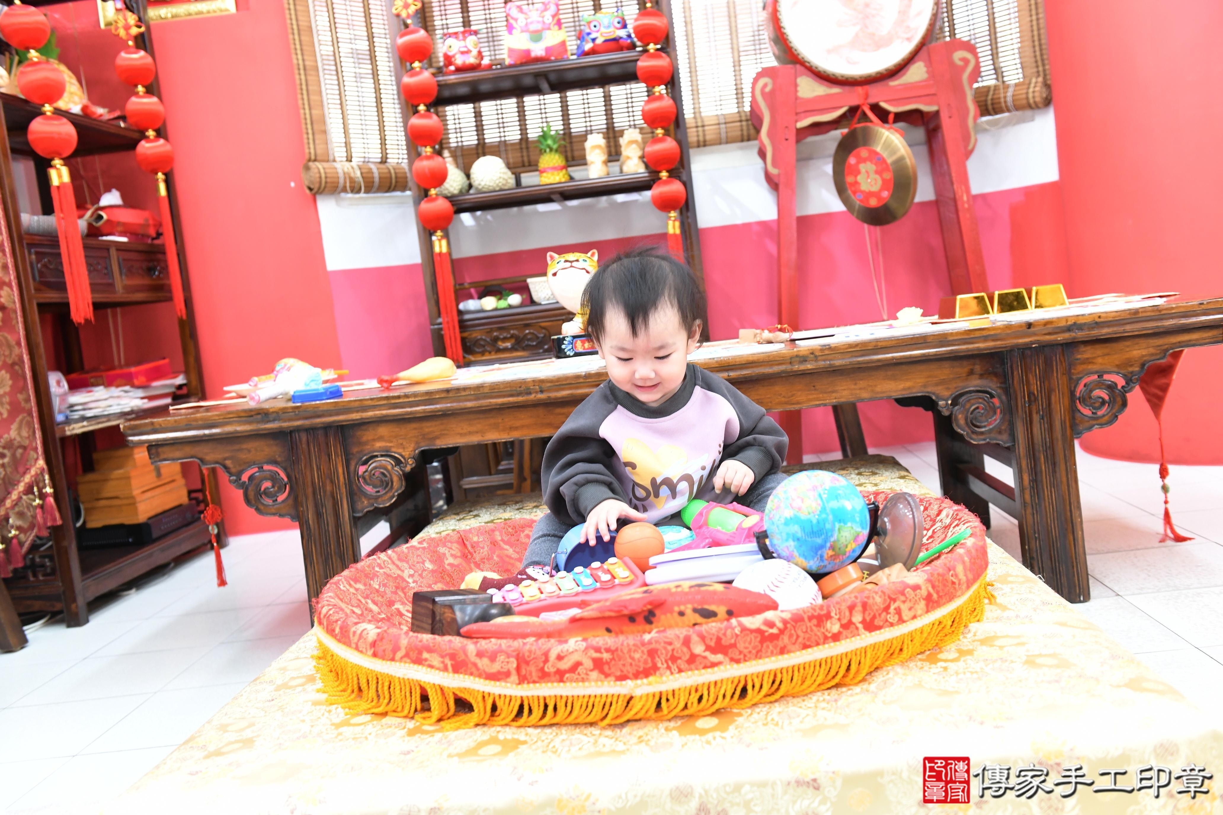 傳家手工印章高雄店、抓周、度脺、美式風會場、傳家嬰兒古禮、吉祥話、抓周道具物品24種、拍照。抓周證書。寶寶抓周、滿周歲、生日快樂、祝福 傳家手工印章高雄店、抓周、度脺、美式風會場、傳家嬰兒古禮、吉祥話、抓周道具物品24種、拍照。抓周證書。寶寶抓周、滿周歲、生日快樂、祝福