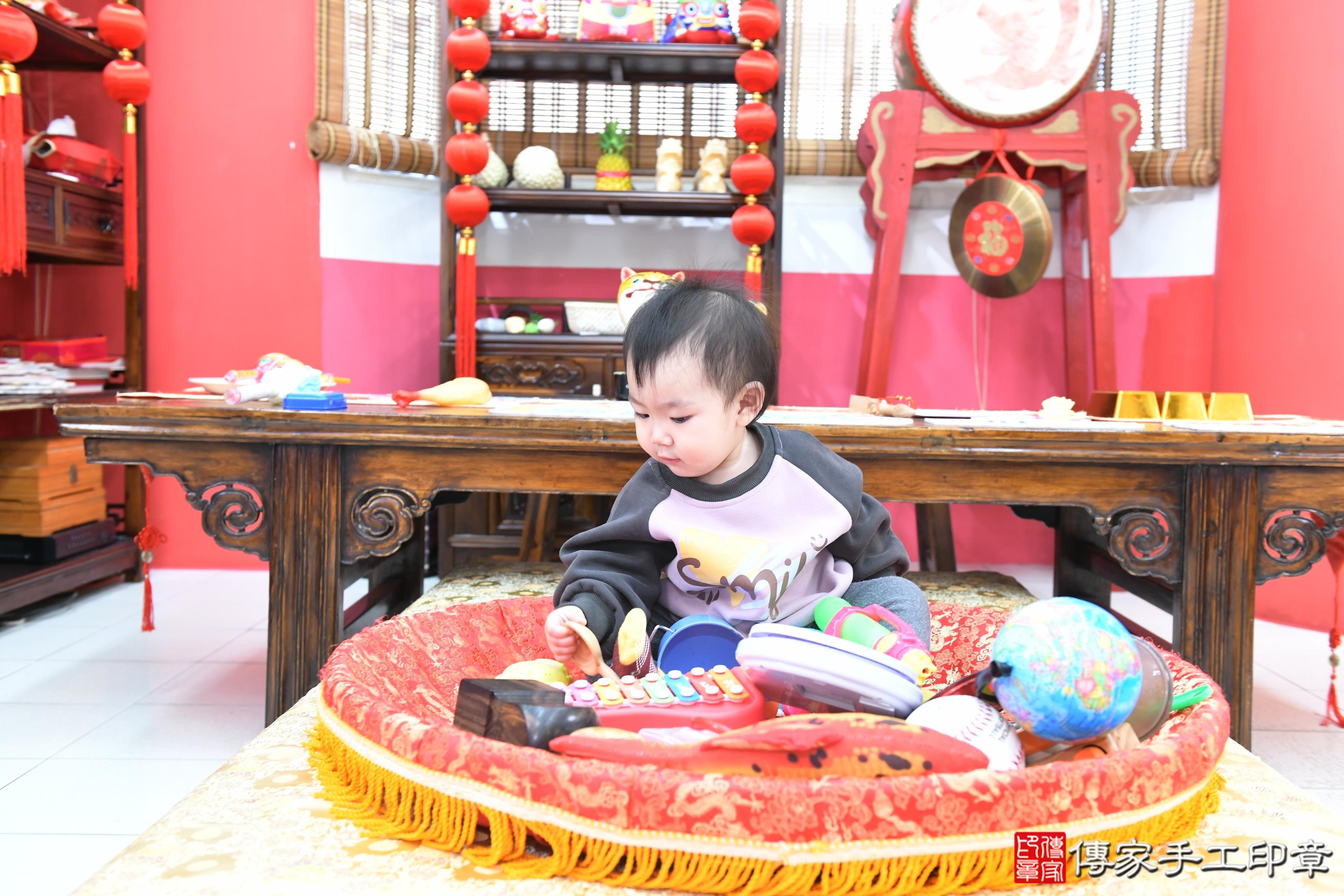 傳家手工印章高雄店、抓周、度脺、美式風會場、傳家嬰兒古禮、吉祥話、抓周道具物品24種、拍照。抓周證書。寶寶抓周、滿周歲、生日快樂、祝福 傳家手工印章高雄店、抓周、度脺、美式風會場、傳家嬰兒古禮、吉祥話、抓周道具物品24種、拍照。抓周證書。寶寶抓周、滿周歲、生日快樂、祝福