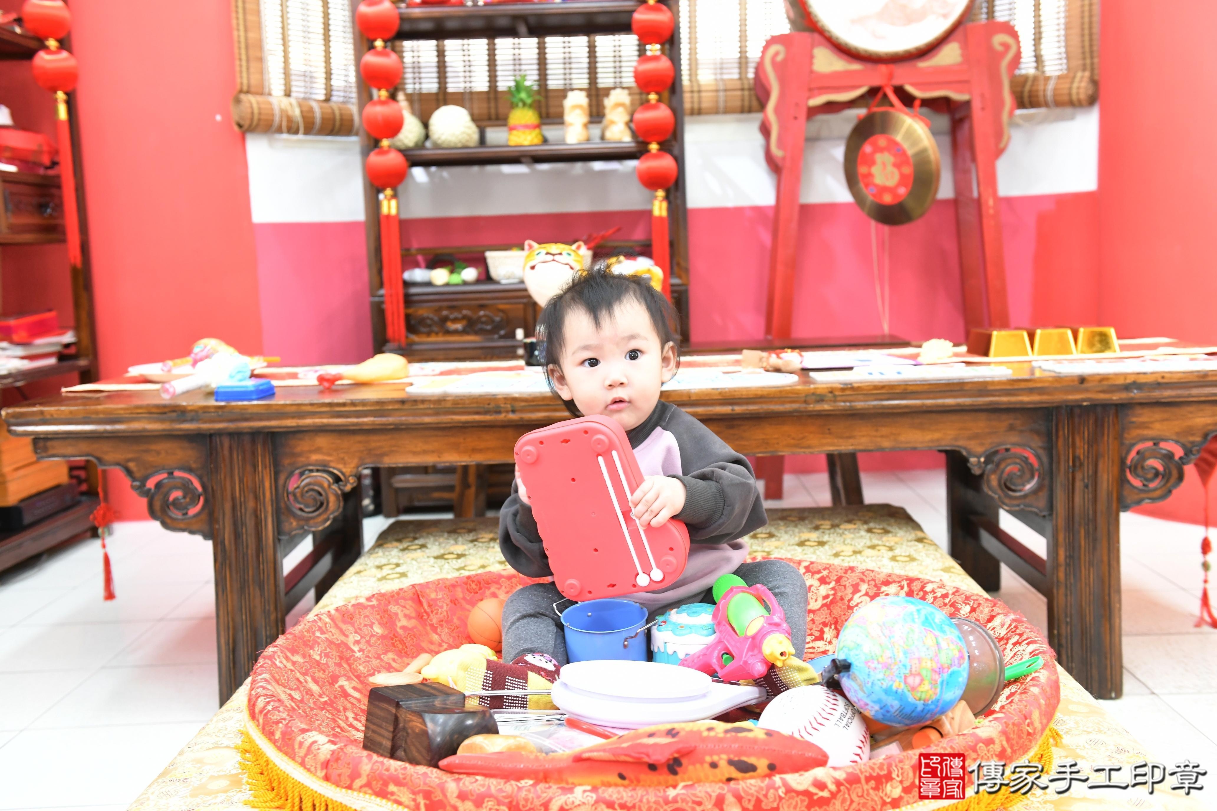 傳家手工印章高雄店、抓周、度脺、美式風會場、傳家嬰兒古禮、吉祥話、抓周道具物品24種、拍照。抓周證書。寶寶抓周、滿周歲、生日快樂、祝福 傳家手工印章高雄店、抓周、度脺、美式風會場、傳家嬰兒古禮、吉祥話、抓周道具物品24種、拍照。抓周證書。寶寶抓周、滿周歲、生日快樂、祝福